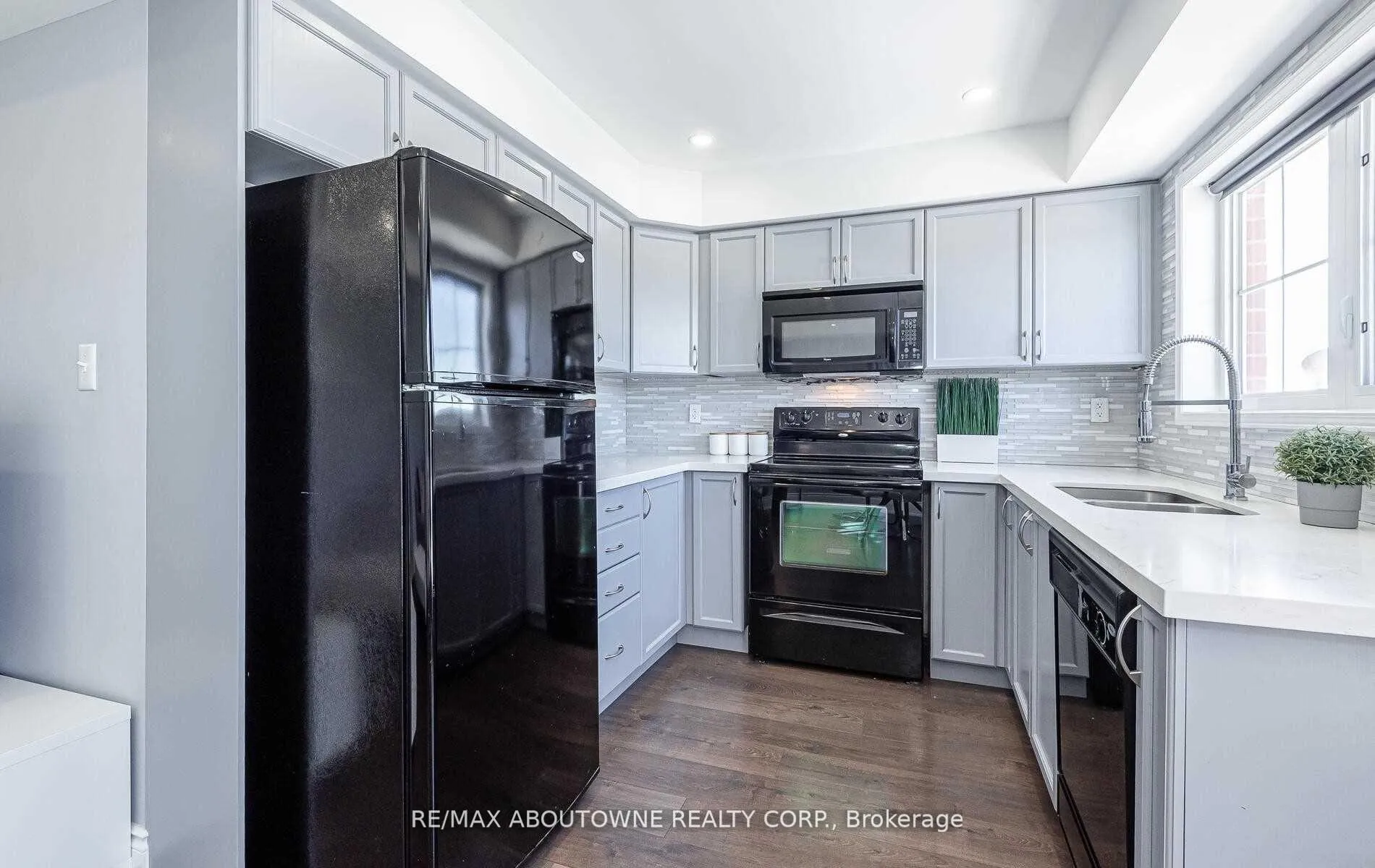 Photo 10 of Unit 8, 2557 Sixth Line, Oakville, River Oaks — HOMEH