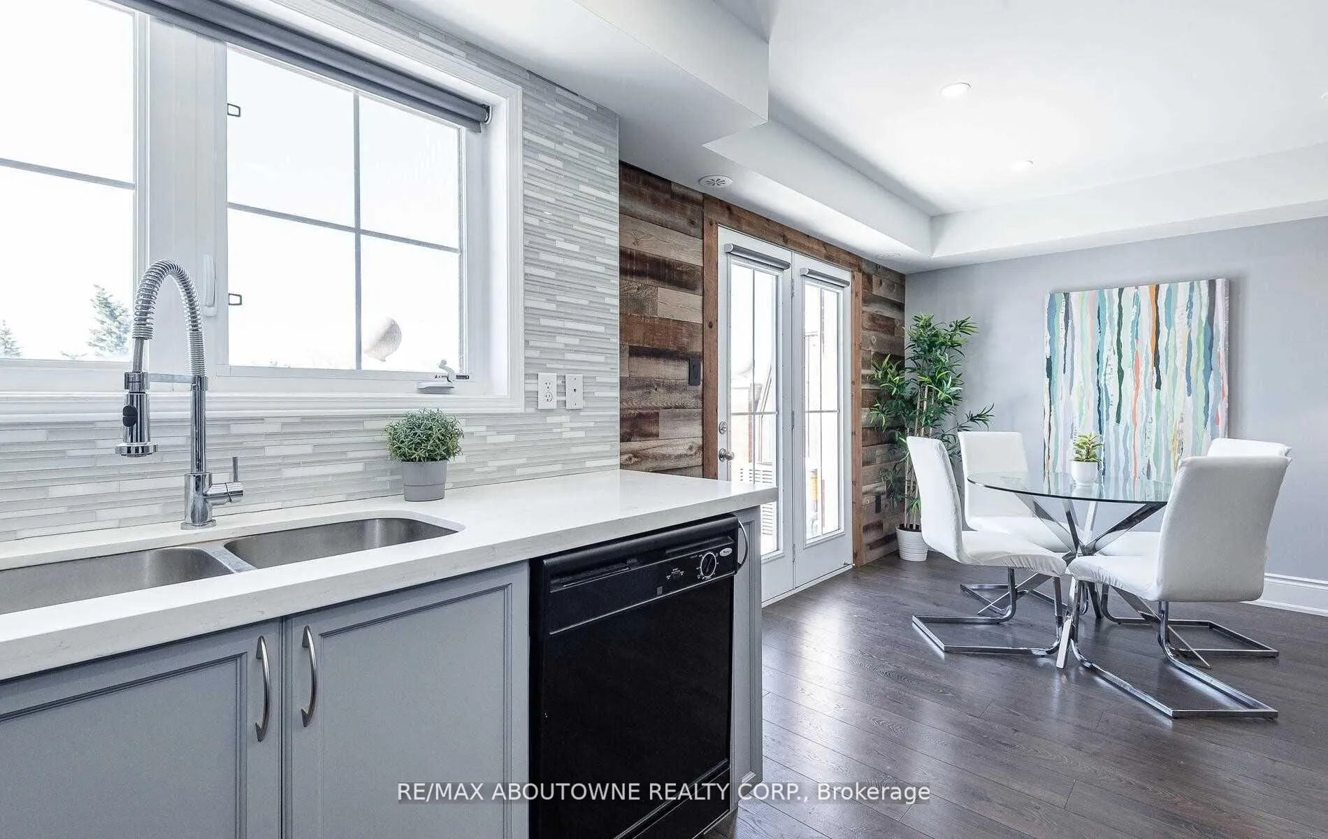 Photo 11 of Unit 8, 2557 Sixth Line, Oakville, River Oaks — HOMEH