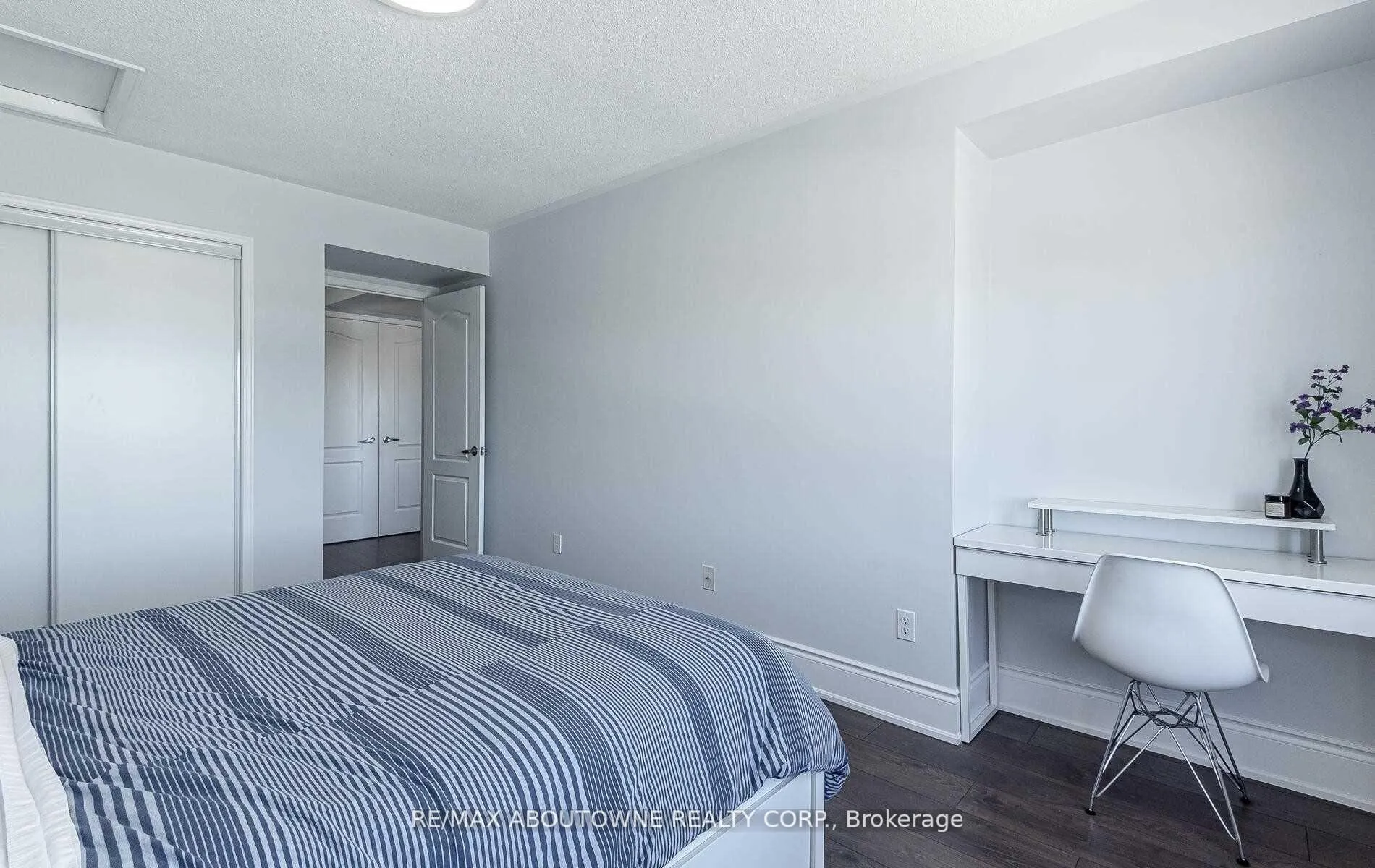 Photo 14 of Unit 8, 2557 Sixth Line, Oakville, River Oaks — HOMEH