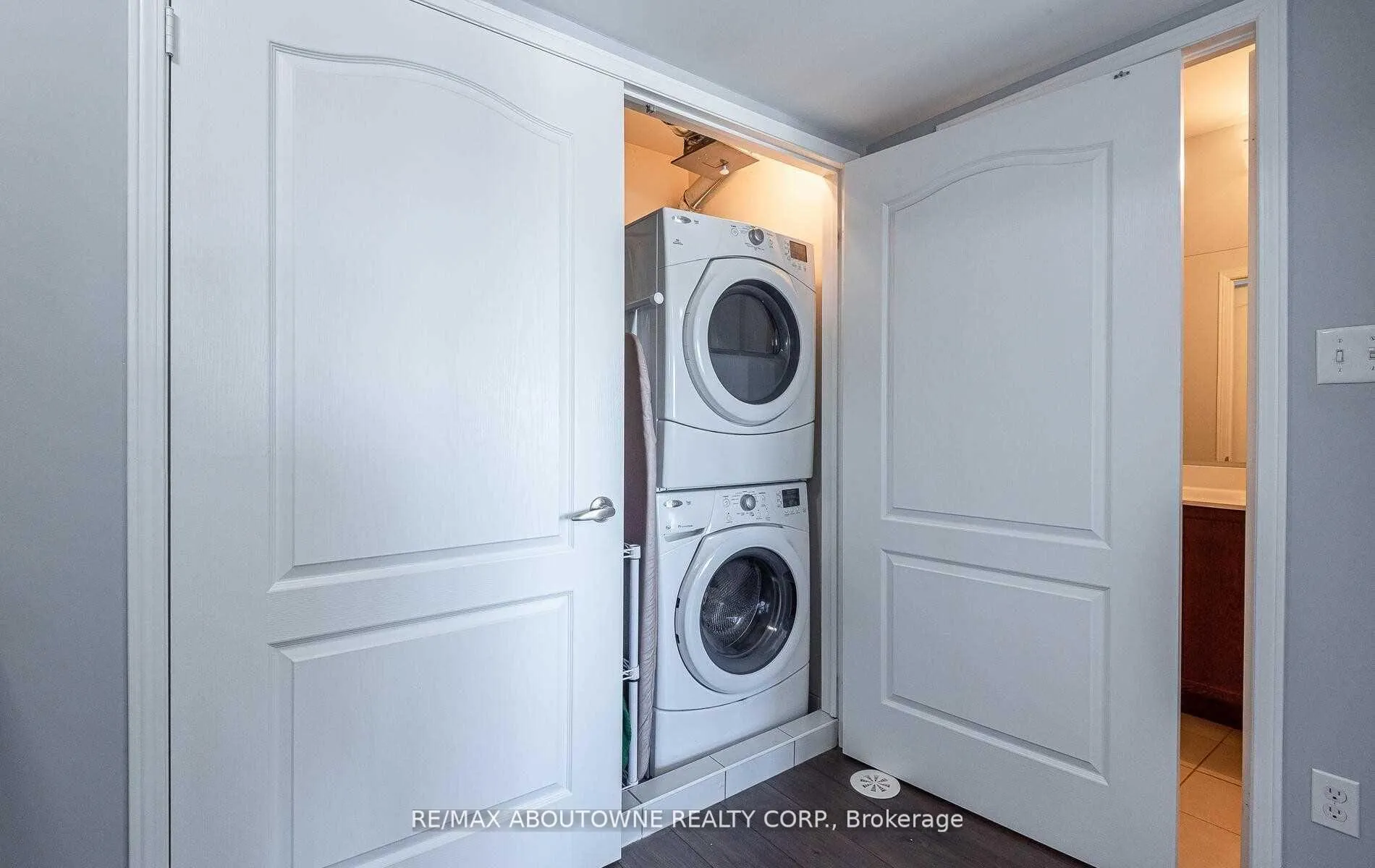Photo 19 of Unit 8, 2557 Sixth Line, Oakville, River Oaks — HOMEH