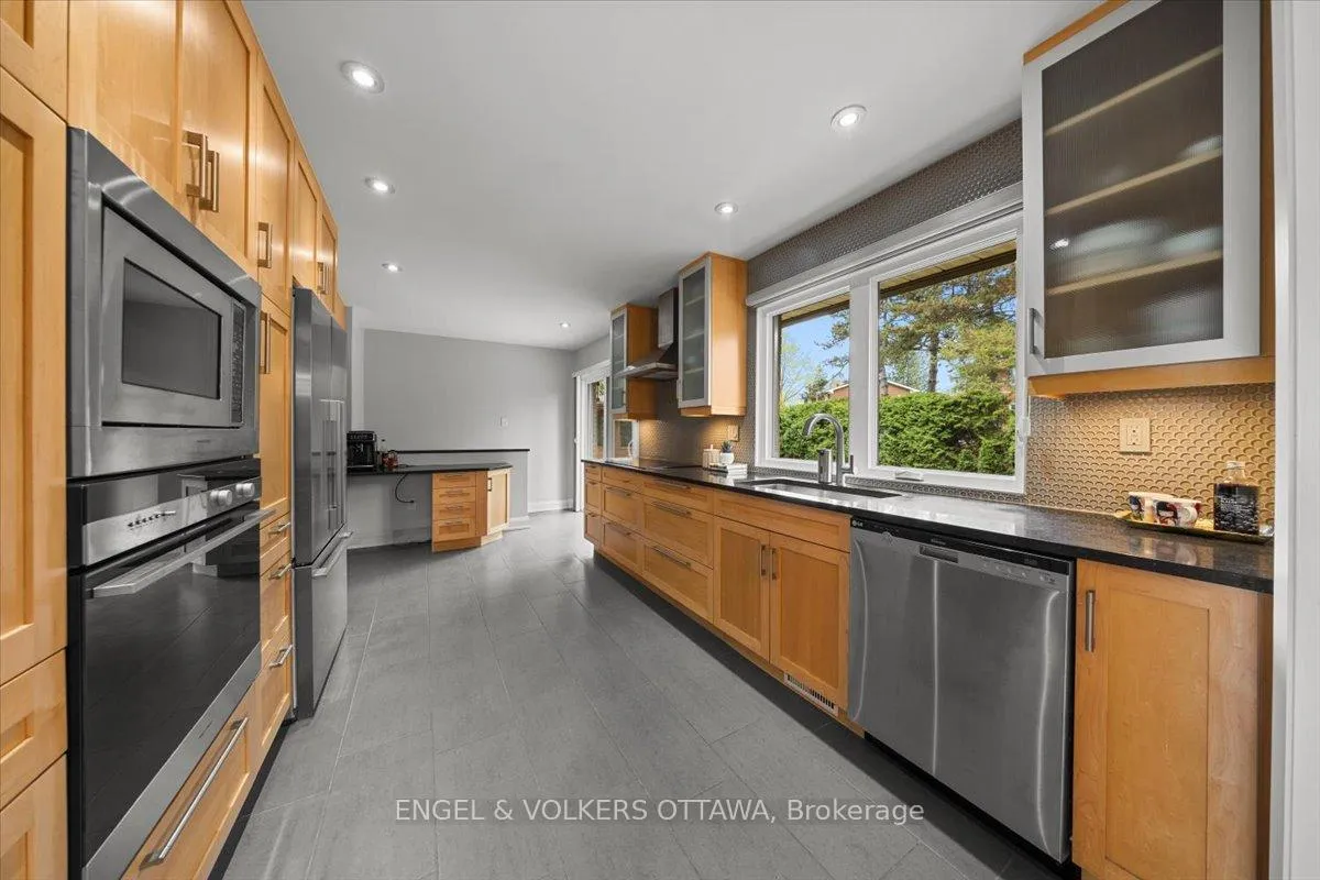Photo 17 of 28 Leacock Drive, Ottawa, Kanata - Beaverbrook — HOMEH