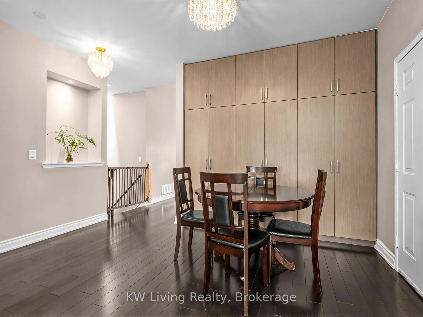 Photo 10 of 21 Cliveden Place, Markham, Berczy — HOMEH