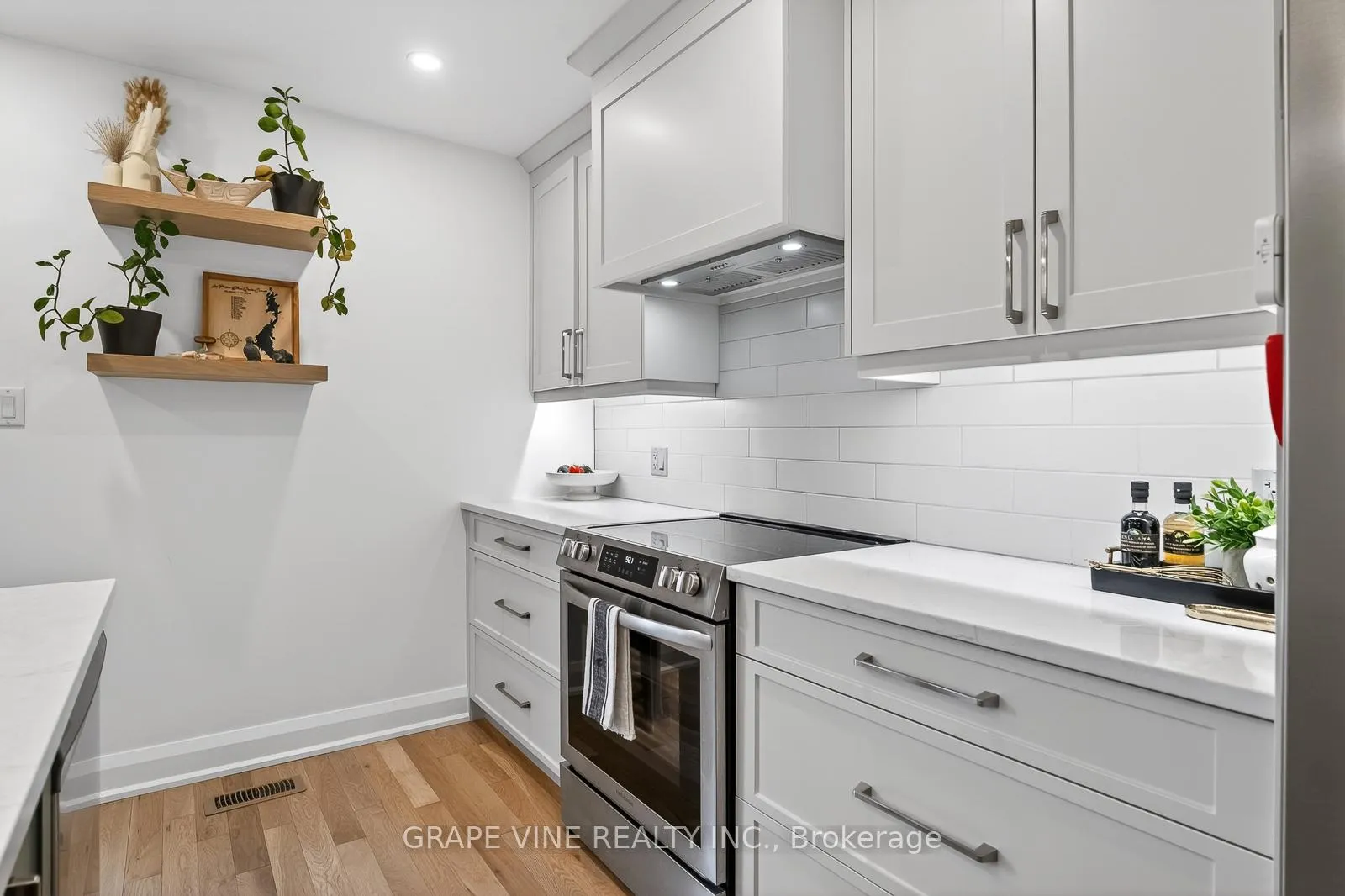 Photo 9 of 730 Holt Crescent, Ottawa, Elmvale Acres — HOMEH