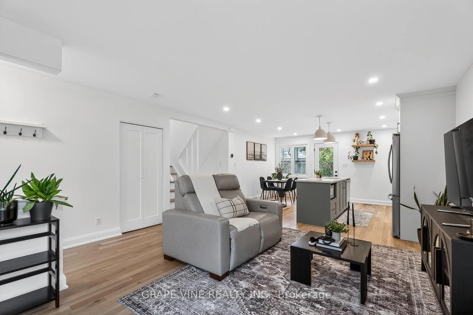 Photo 19 of 730 Holt Crescent, Ottawa, Elmvale Acres — HOMEH