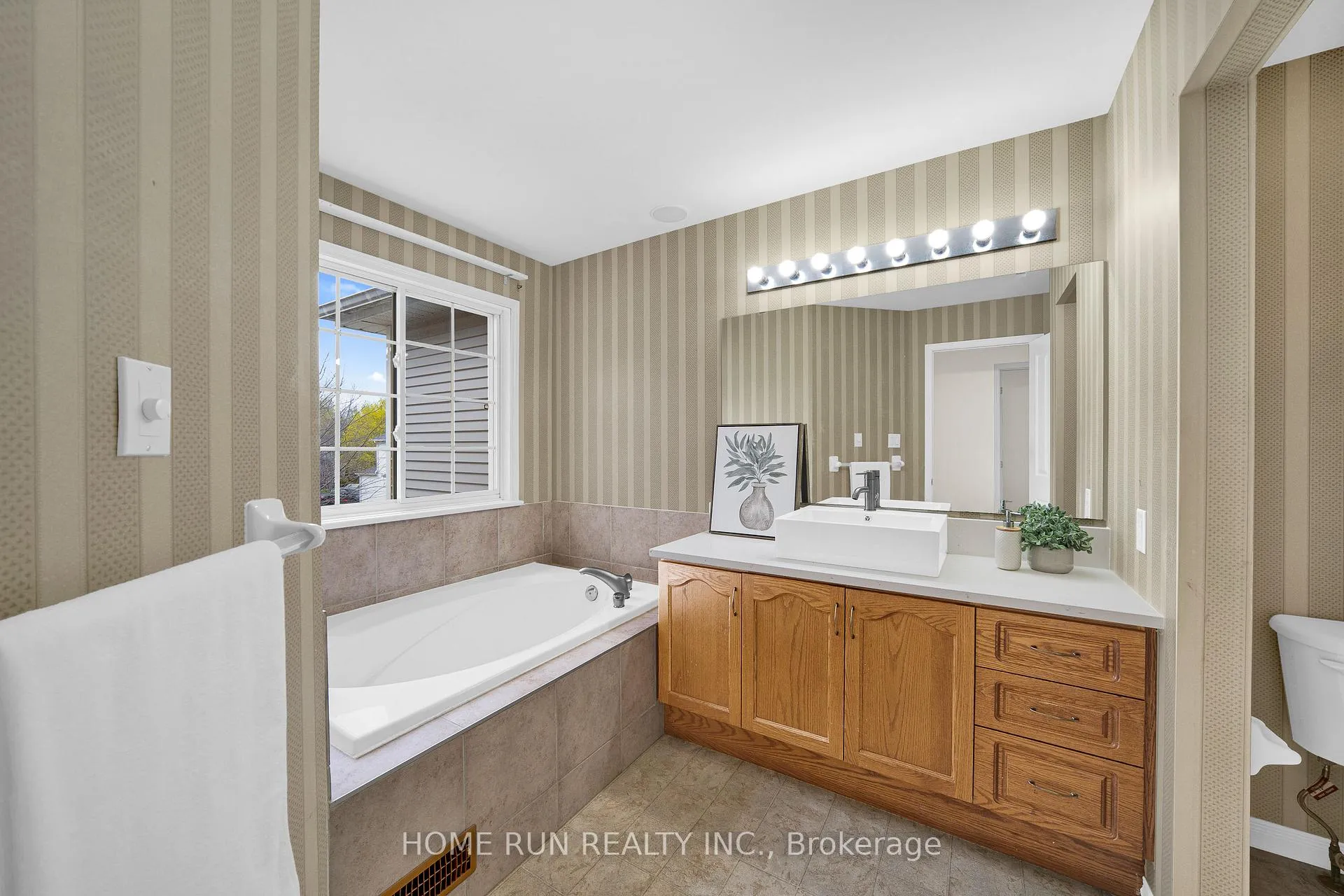 Photo 23 of 18 Riverstone Drive, Ottawa, Barrhaven - Stonebridge — HOMEH