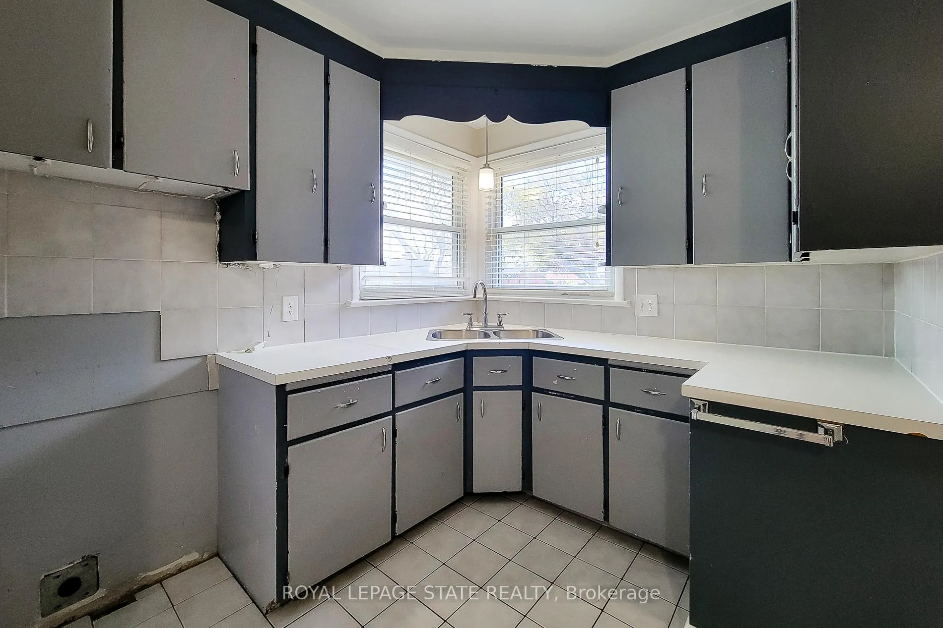 Photo 19 of 183 Allenby Avenue, Hamilton, Balfour — HOMEH