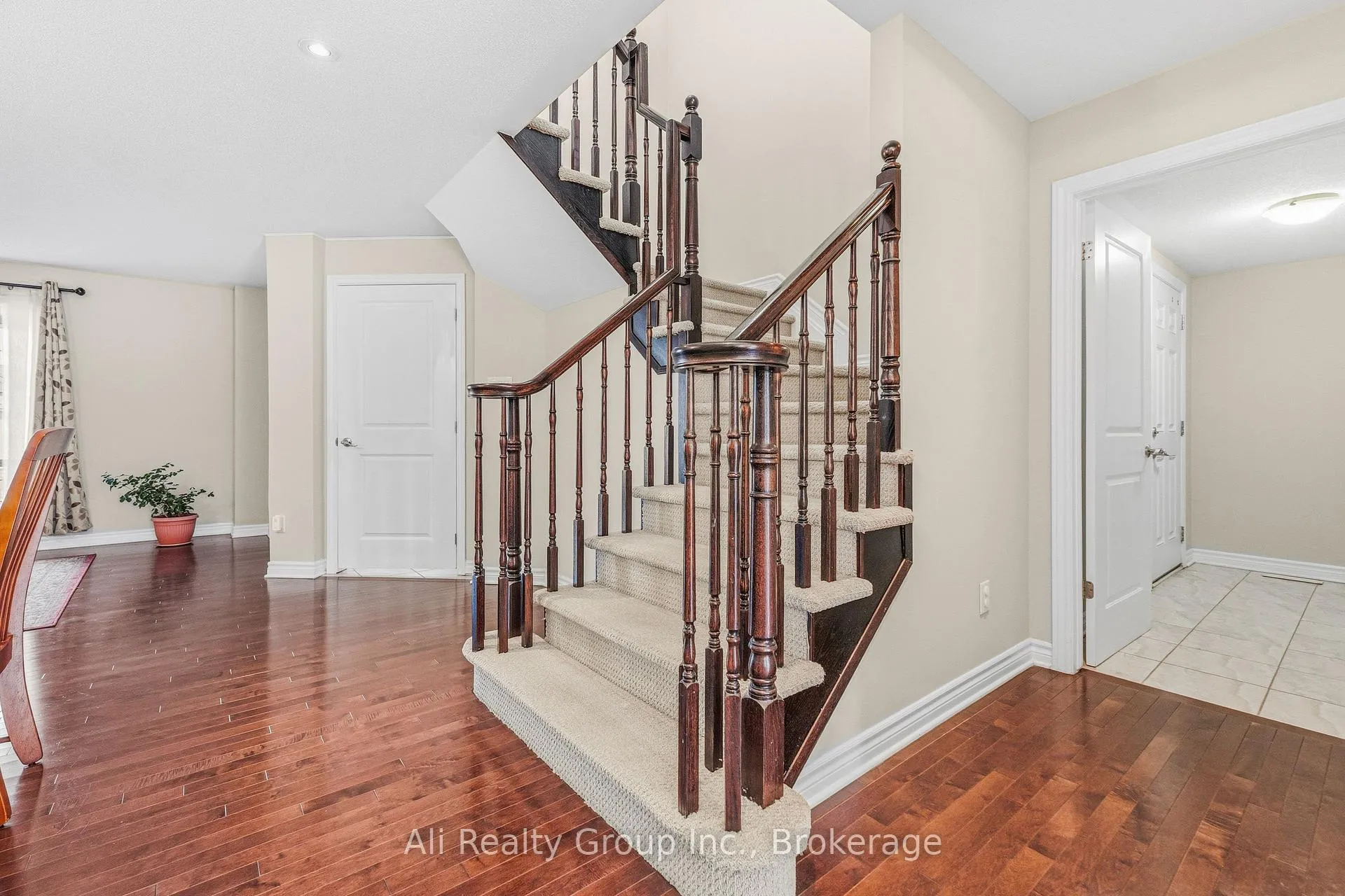 Photo 8 of 400 Nestleton Street, Ottawa, Avalon East — HOMEH