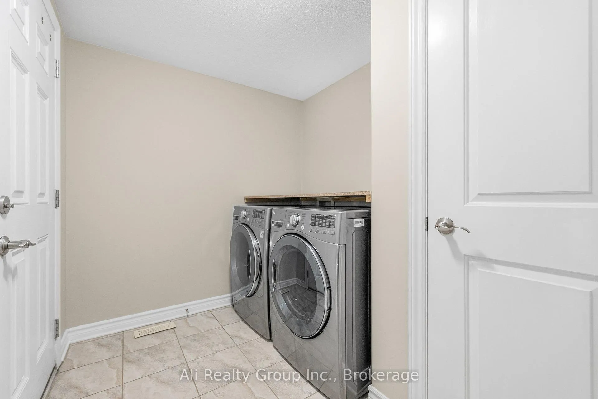 Photo 11 of 400 Nestleton Street, Ottawa, Avalon East — HOMEH