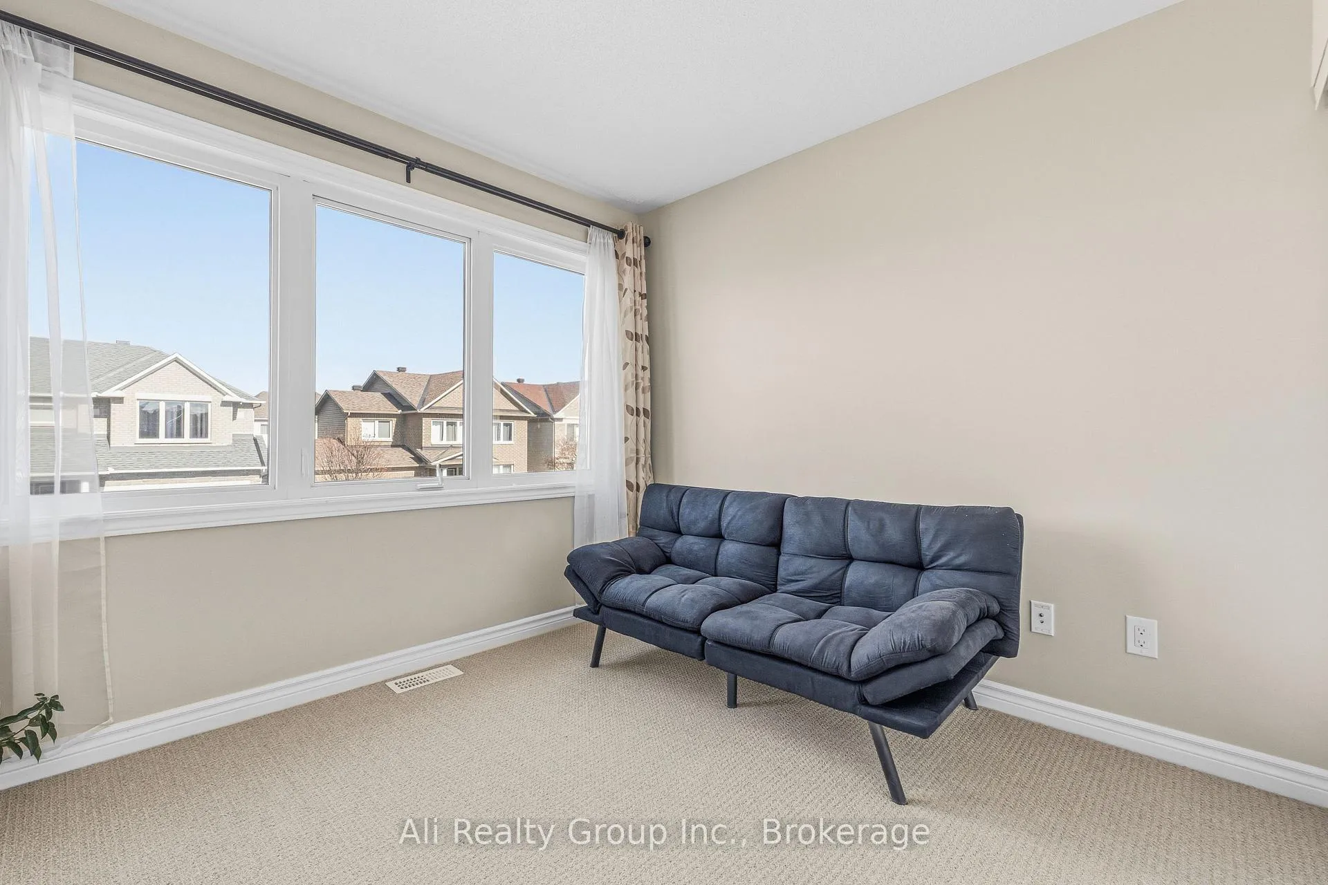 Photo 17 of 400 Nestleton Street, Ottawa, Avalon East — HOMEH