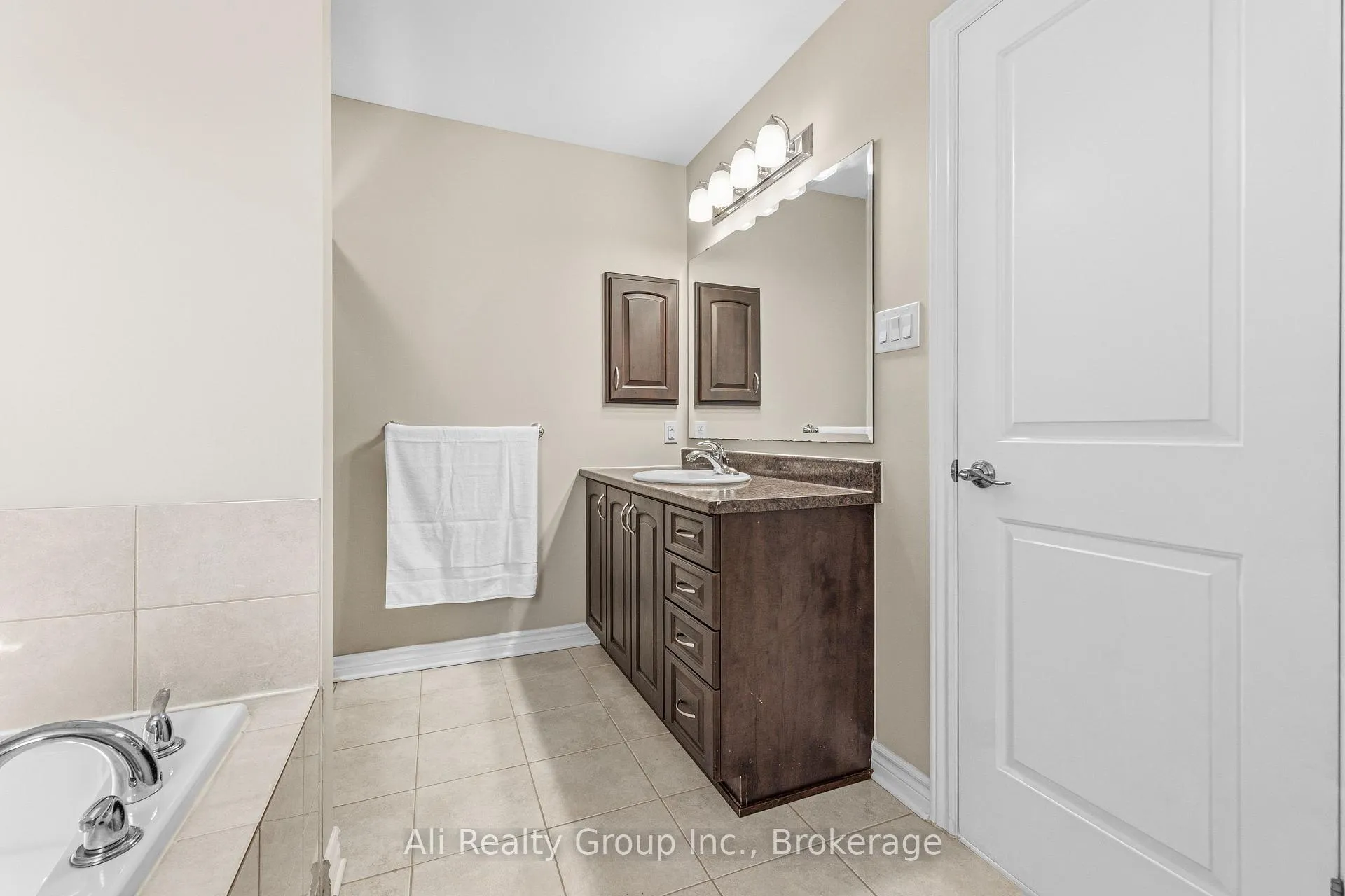 Photo 20 of 400 Nestleton Street, Ottawa, Avalon East — HOMEH