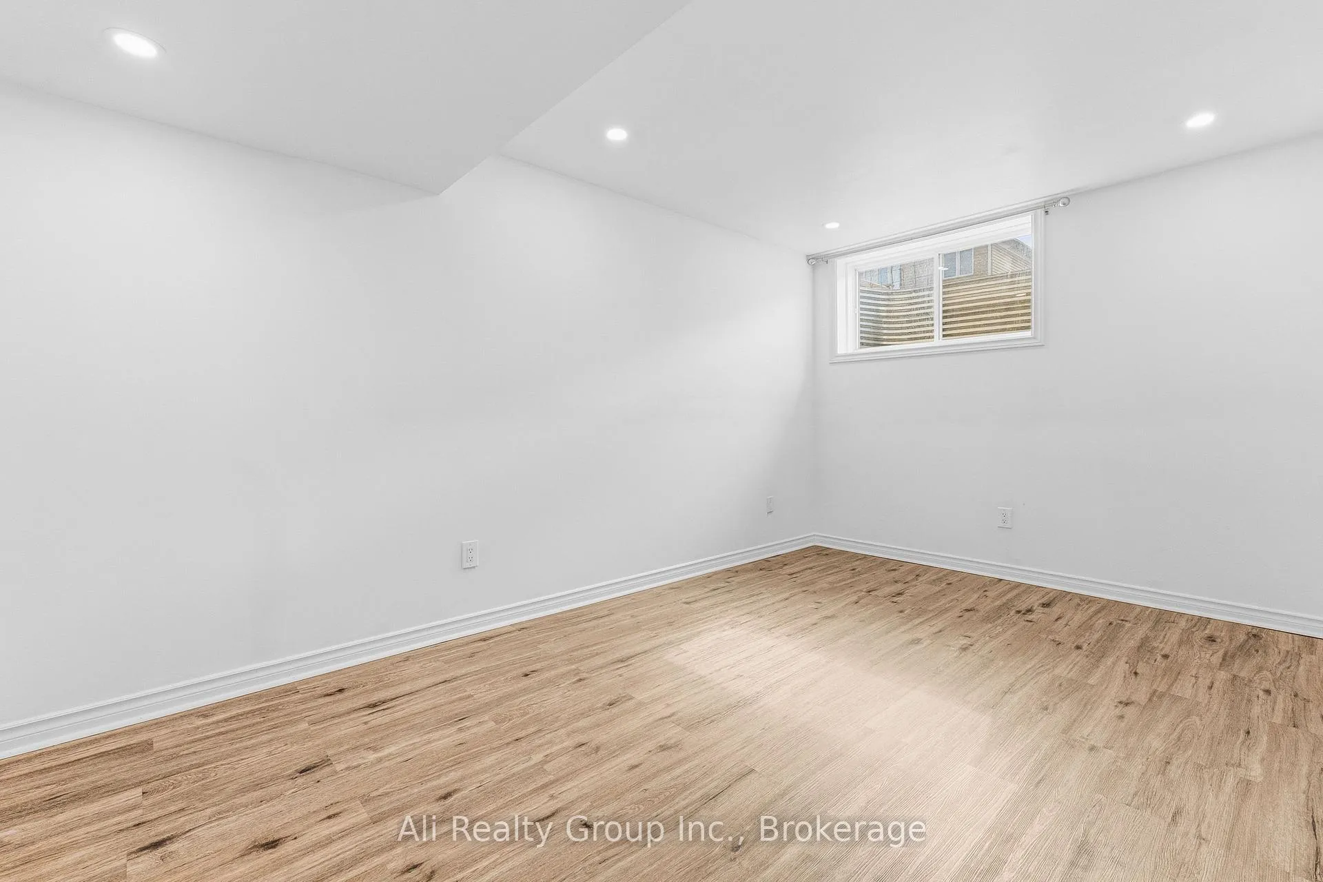 Photo 21 of 400 Nestleton Street, Ottawa, Avalon East — HOMEH