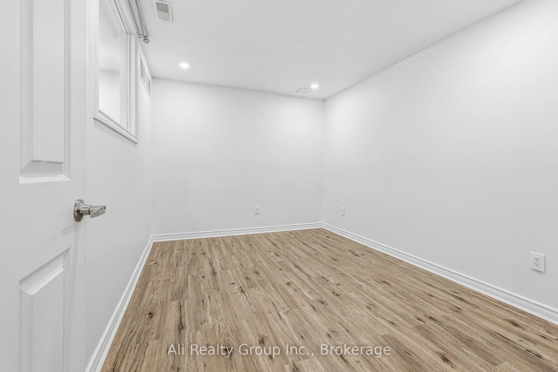 Photo 23 of 400 Nestleton Street, Ottawa, Avalon East — HOMEH