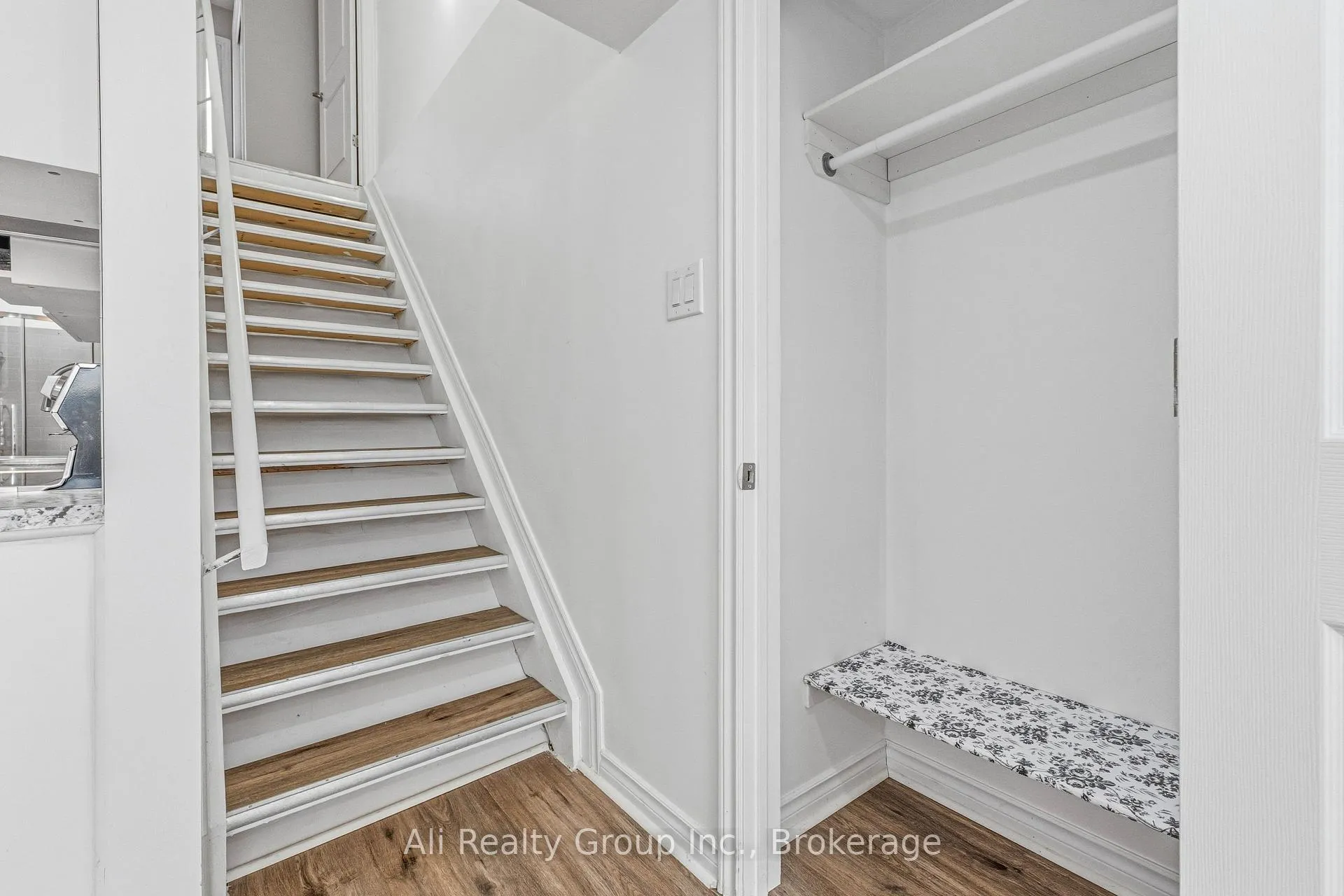 Photo 26 of 400 Nestleton Street, Ottawa, Avalon East — HOMEH