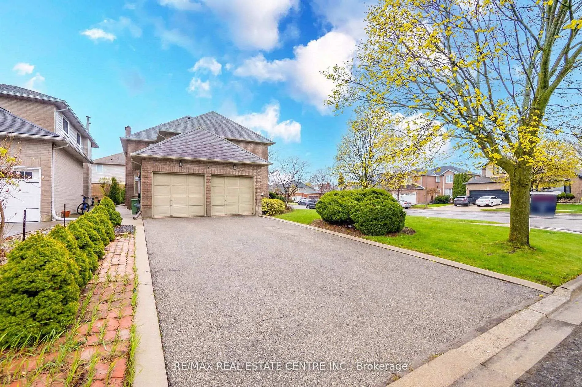 Photo 2 of 25 Highbury Drive, Hamilton, Stoney Creek Mountain — HOMEH