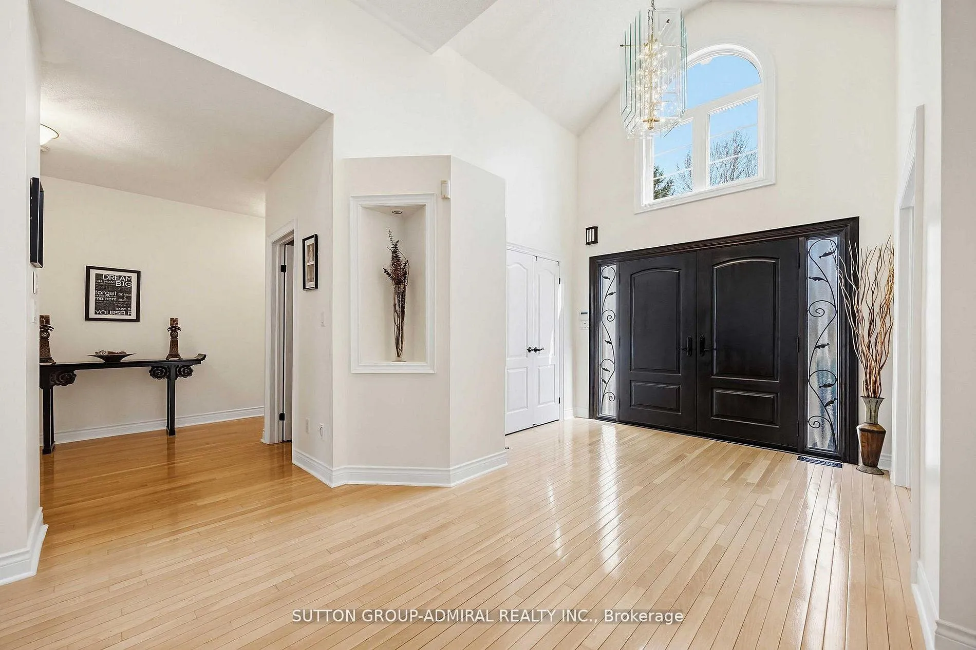 Photo 3 of 71 Glacier Court, Vaughan, Rural Vaughan — HOMEH