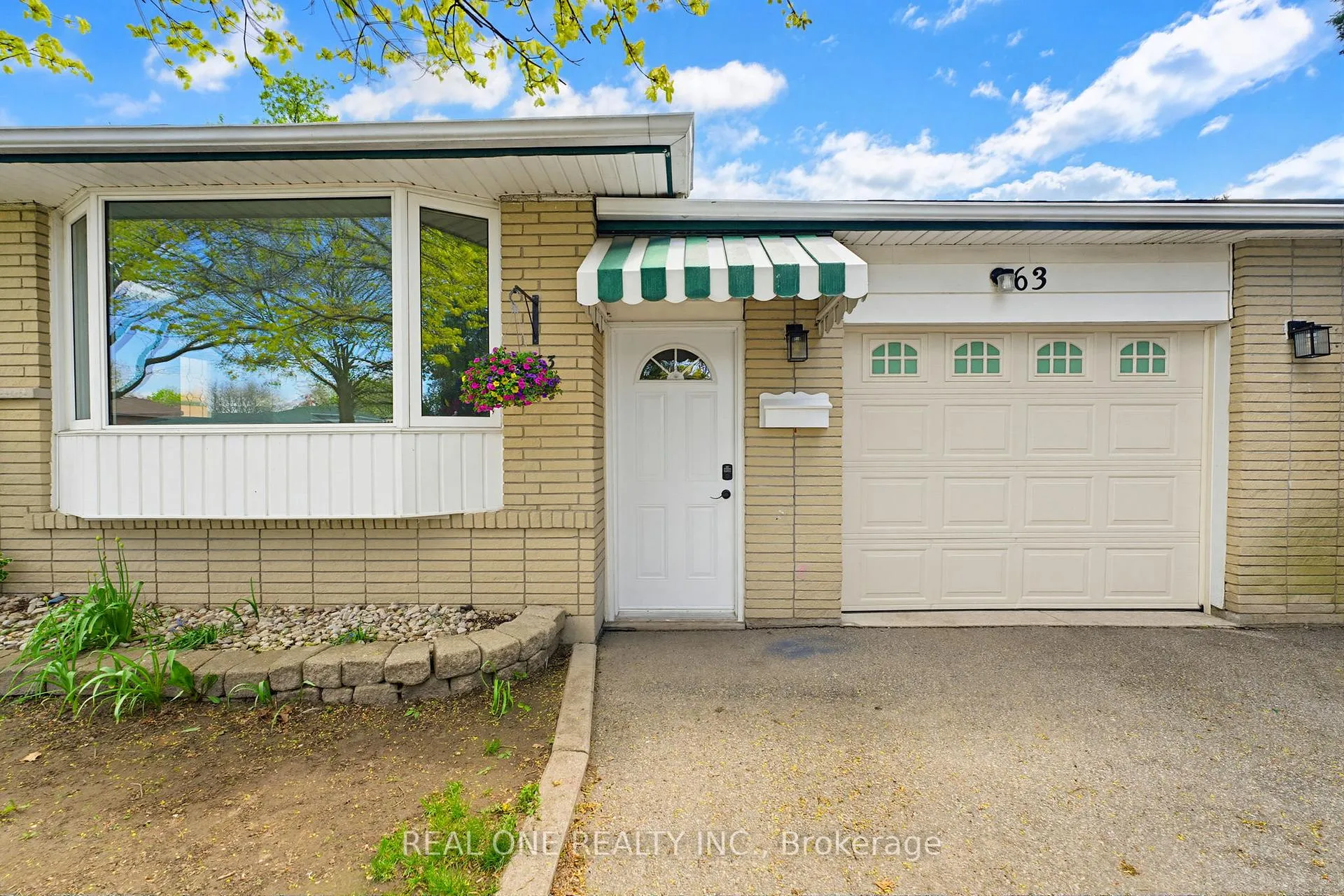 Photo 2 of 63 Palm Crescent, Brantford — HOMEH