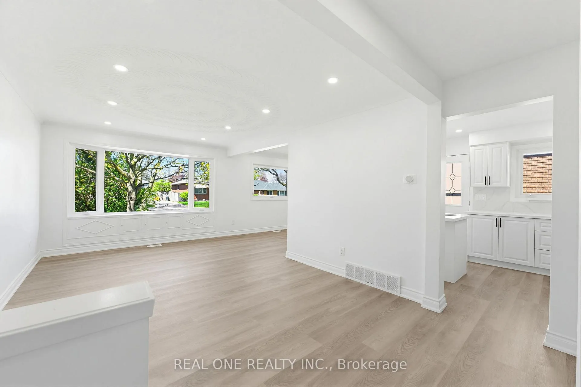Photo 5 of 63 Palm Crescent, Brantford — HOMEH