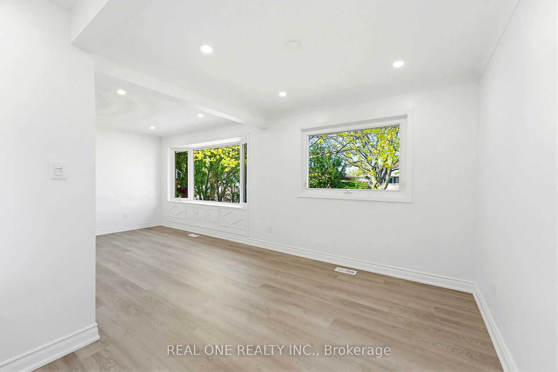Photo 9 of 63 Palm Crescent, Brantford — HOMEH