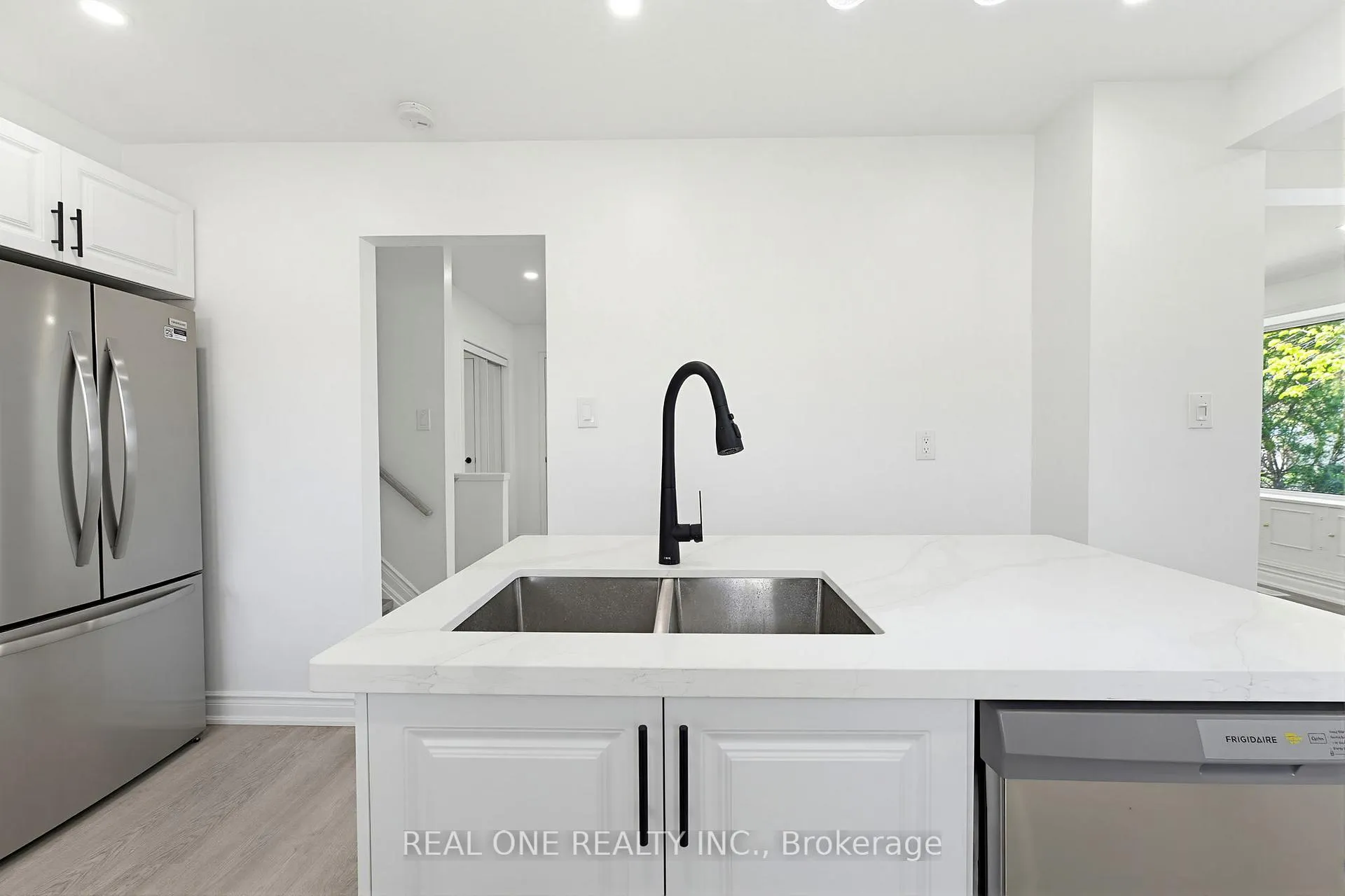 Photo 11 of 63 Palm Crescent, Brantford — HOMEH