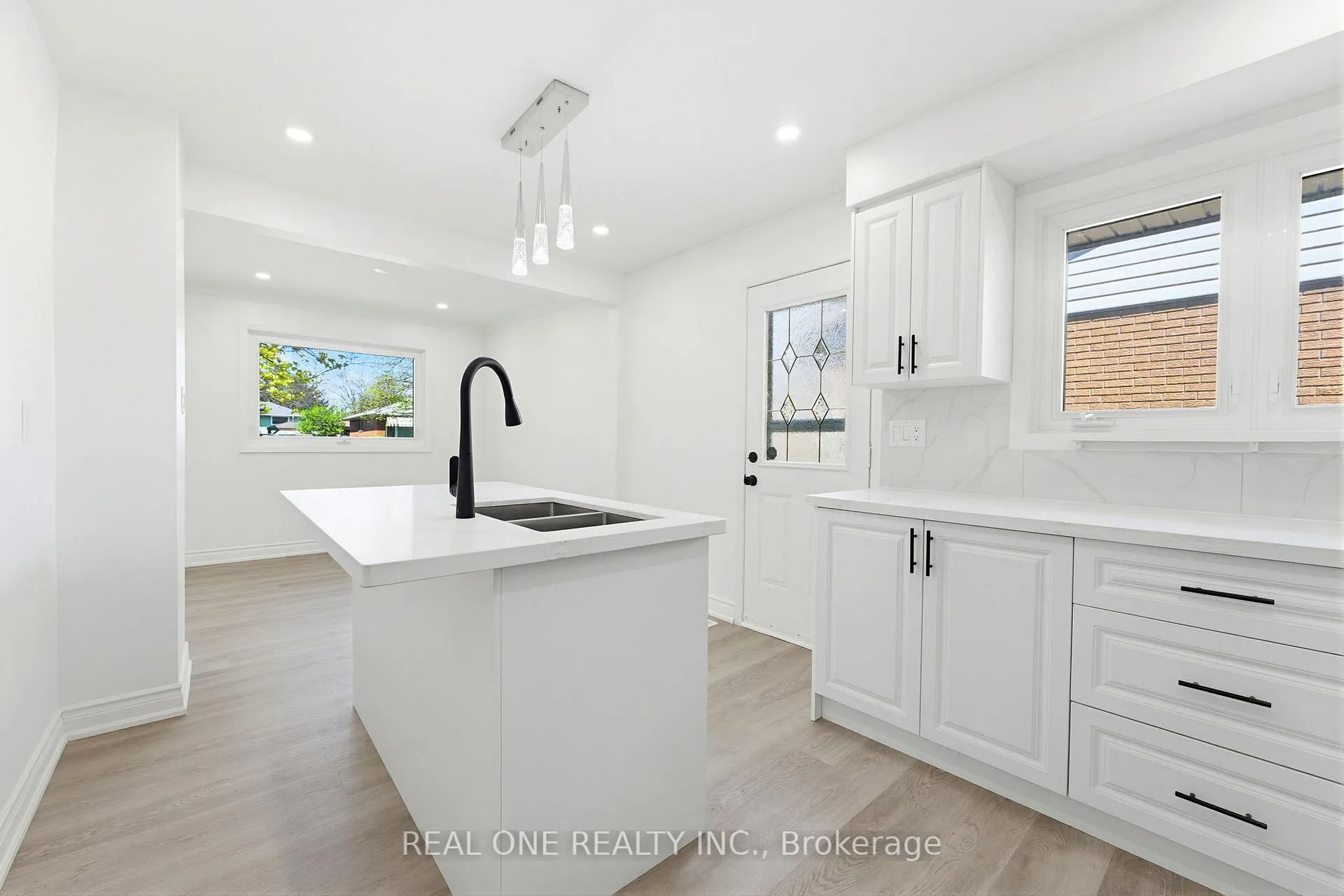 Photo 13 of 63 Palm Crescent, Brantford — HOMEH