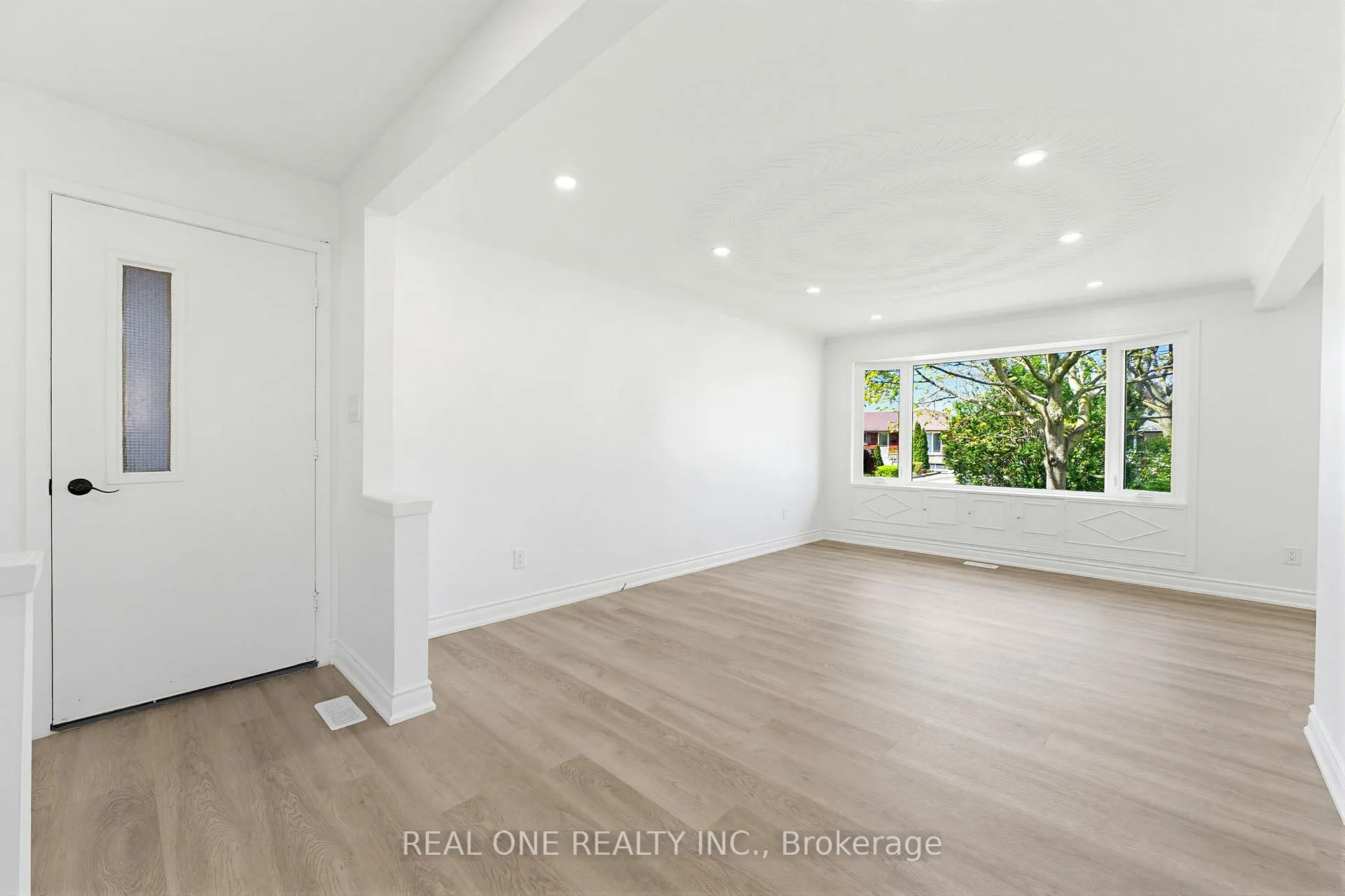 Photo 15 of 63 Palm Crescent, Brantford — HOMEH