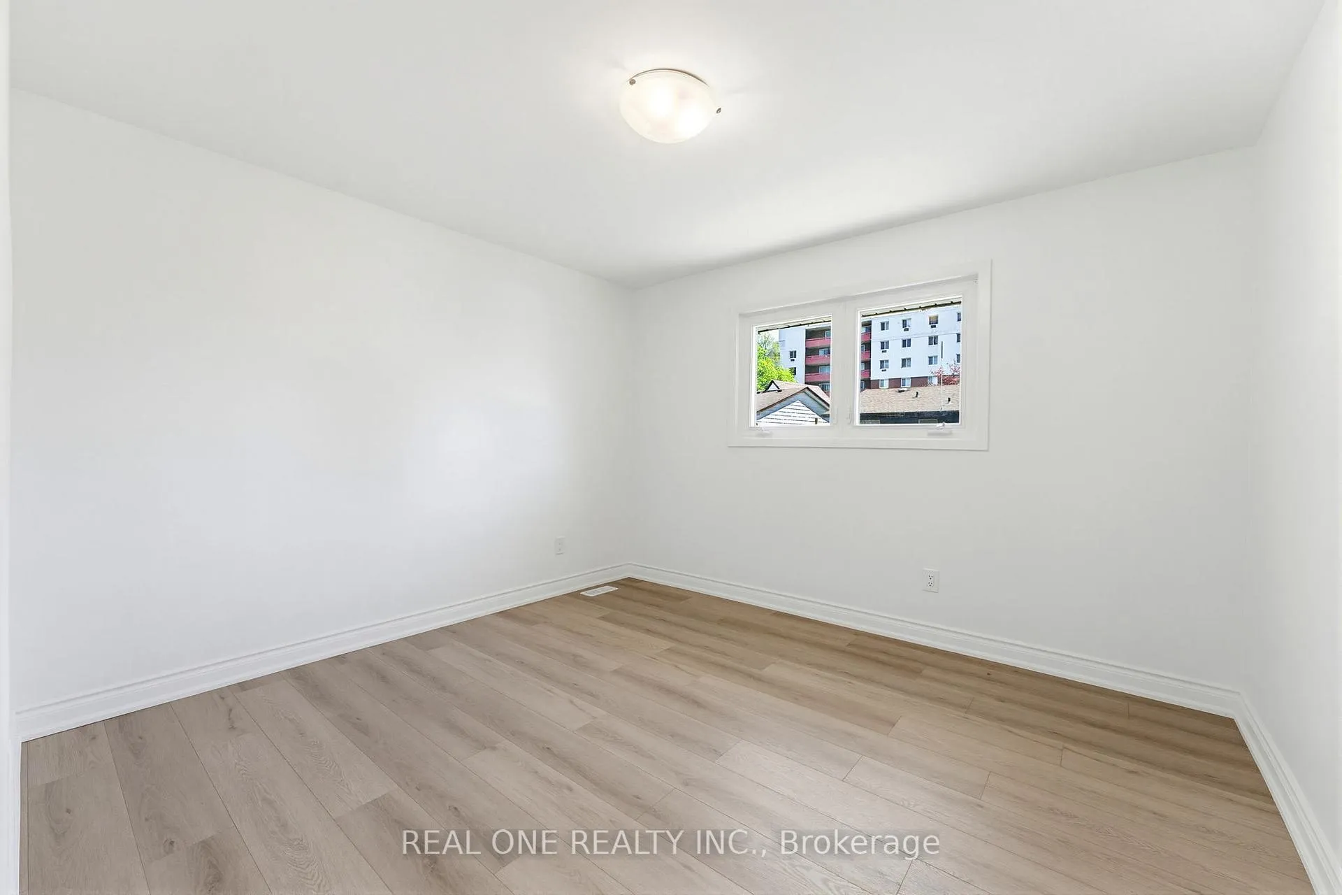 Photo 16 of 63 Palm Crescent, Brantford — HOMEH