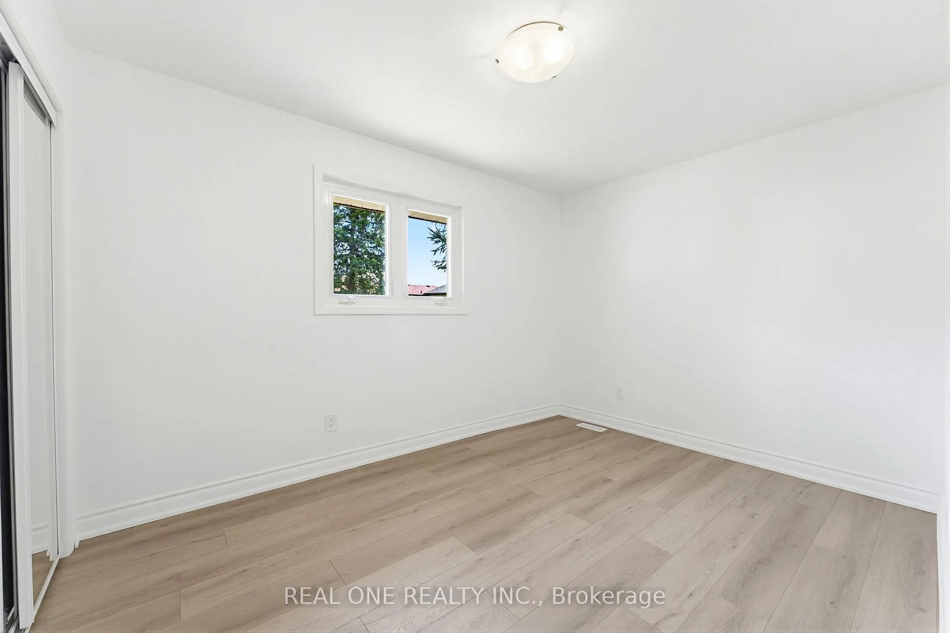 Photo 17 of 63 Palm Crescent, Brantford — HOMEH
