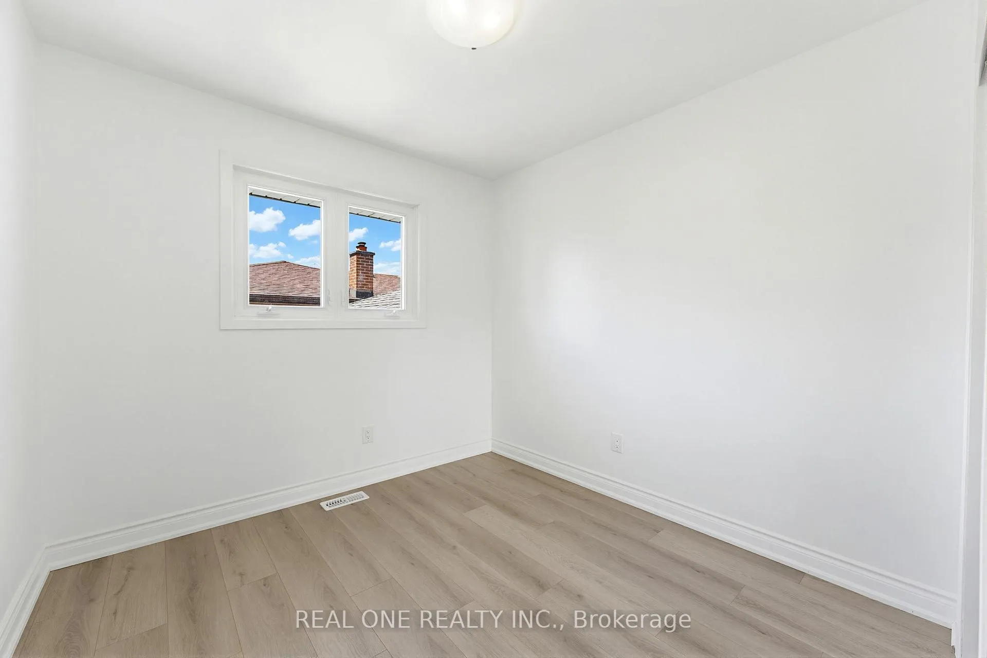 Photo 18 of 63 Palm Crescent, Brantford — HOMEH