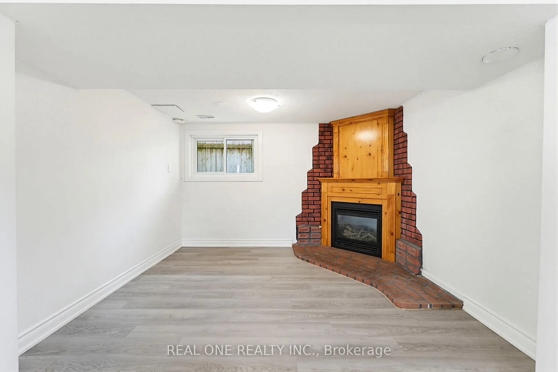 Photo 22 of 63 Palm Crescent, Brantford — HOMEH