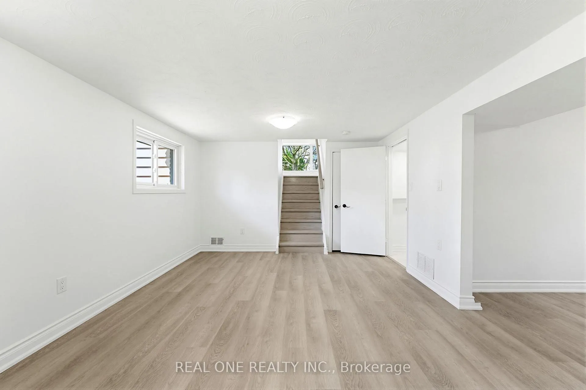 Photo 23 of 63 Palm Crescent, Brantford — HOMEH