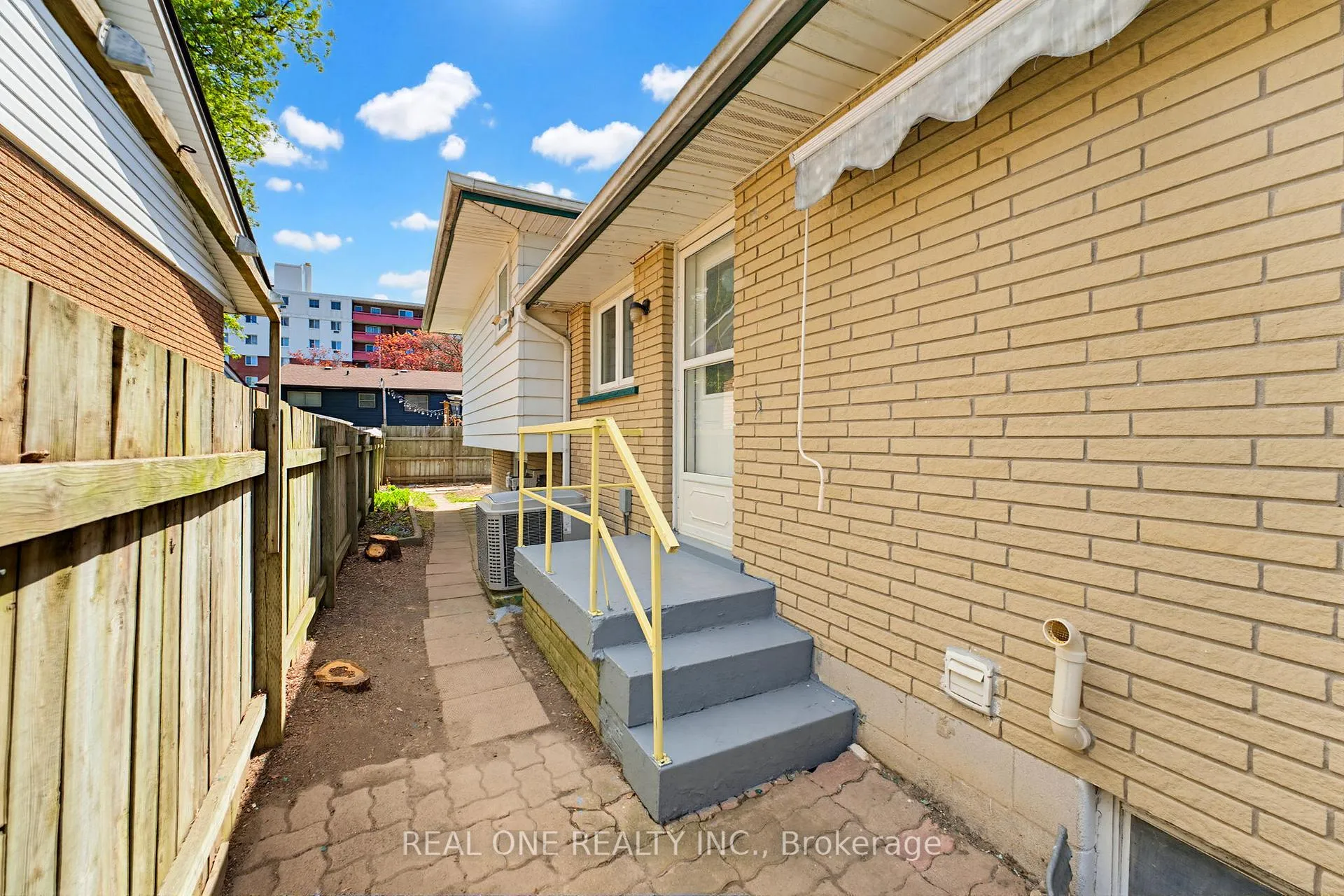 Photo 31 of 63 Palm Crescent, Brantford — HOMEH
