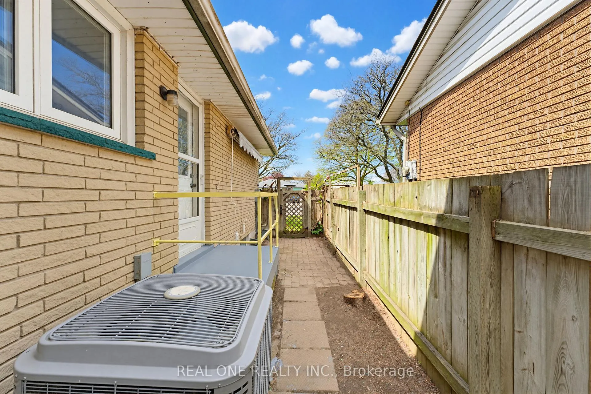 Photo 32 of 63 Palm Crescent, Brantford — HOMEH