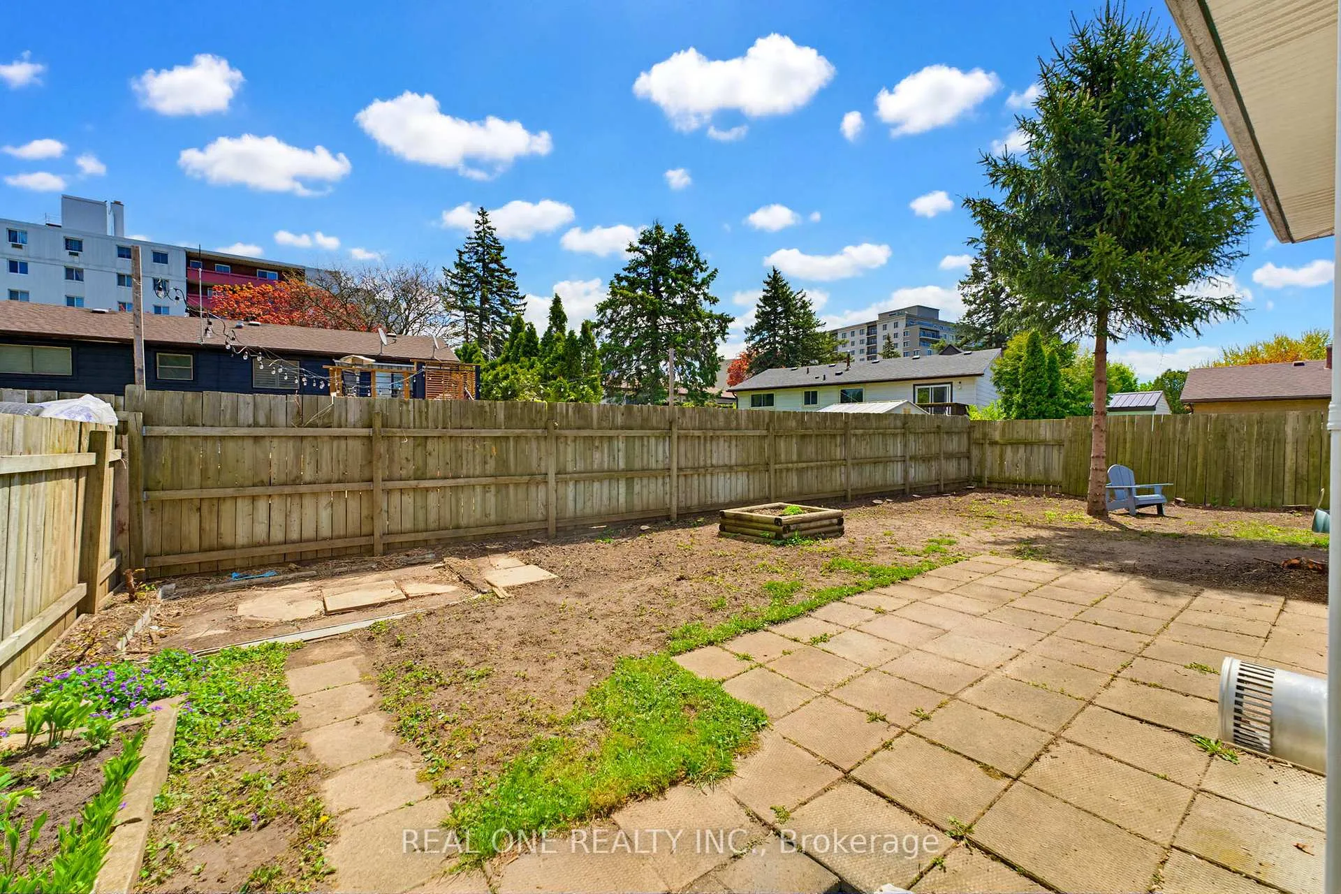 Photo 33 of 63 Palm Crescent, Brantford — HOMEH