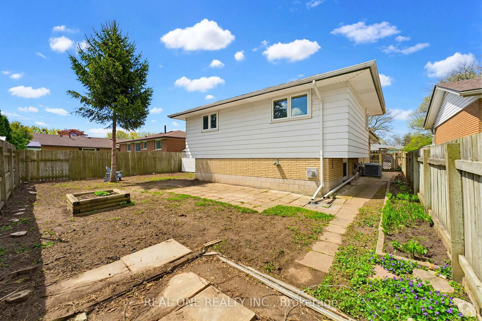 Photo 34 of 63 Palm Crescent, Brantford — HOMEH