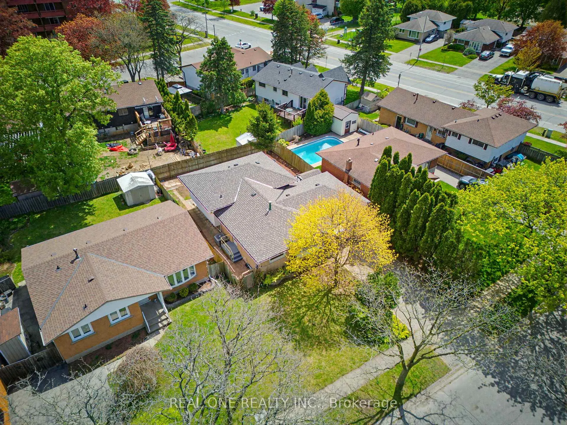 Photo 40 of 63 Palm Crescent, Brantford — HOMEH