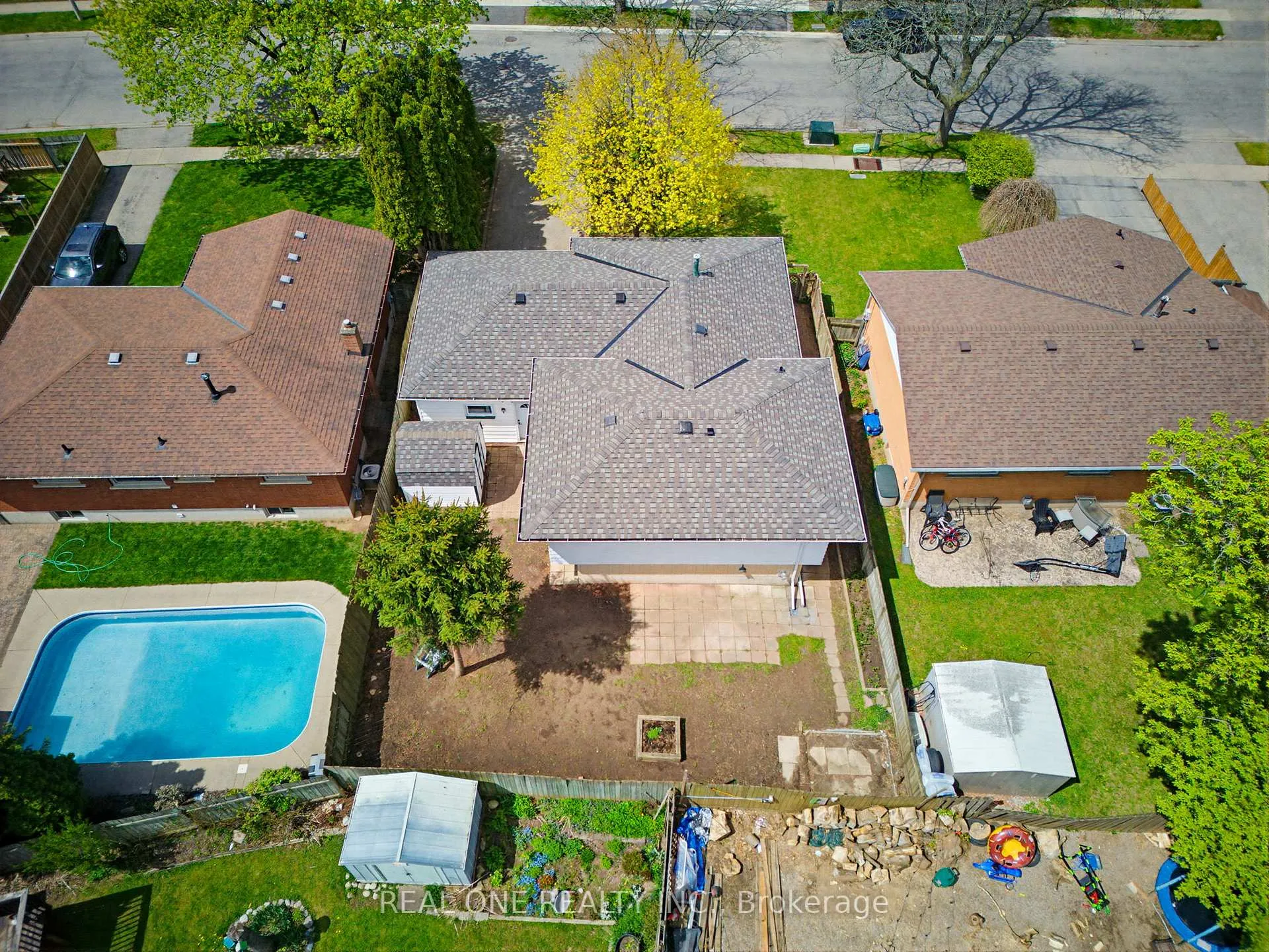 Photo 42 of 63 Palm Crescent, Brantford — HOMEH