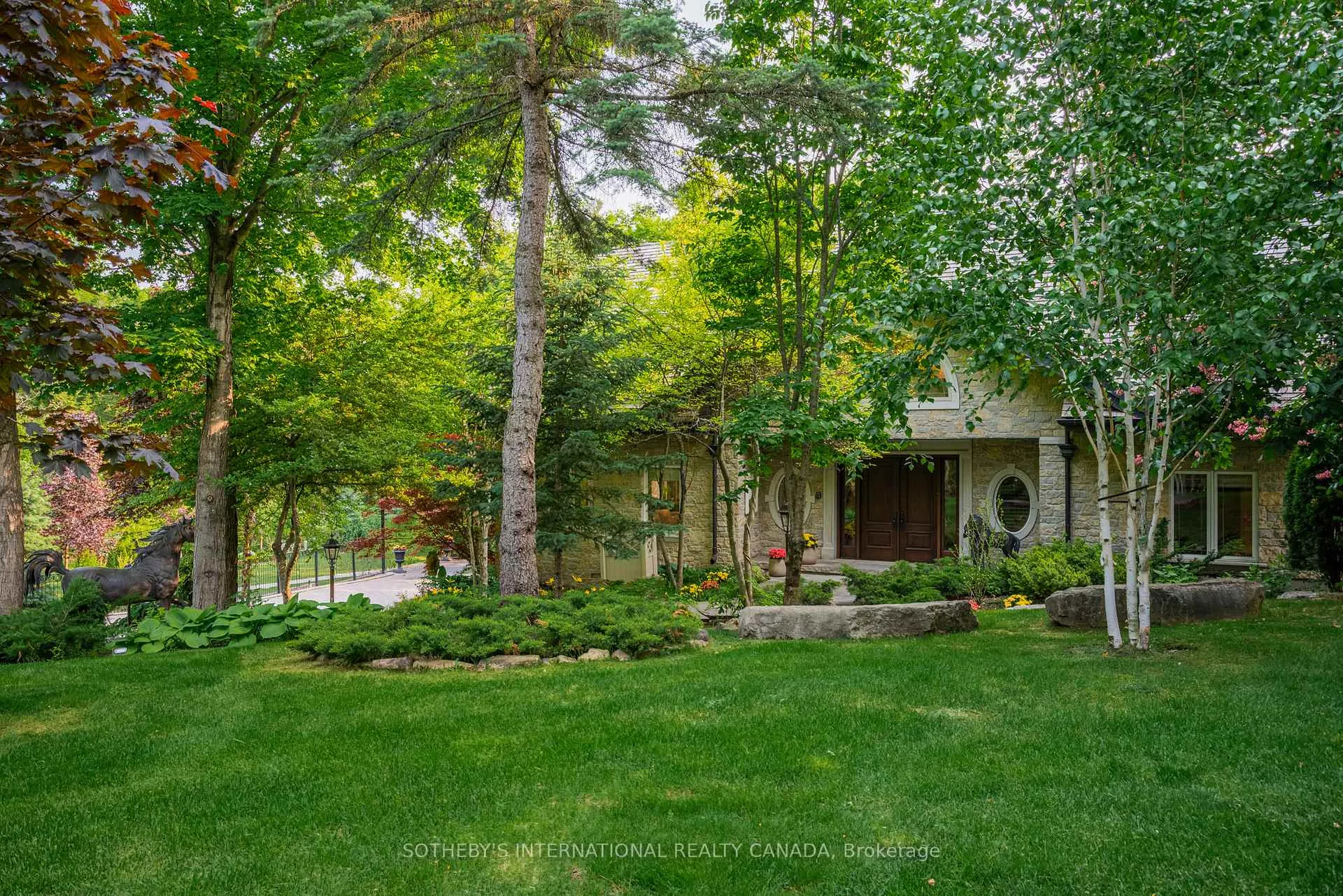 Photo 3 of 101 Paula Court, Vaughan, Kleinburg — HOMEH