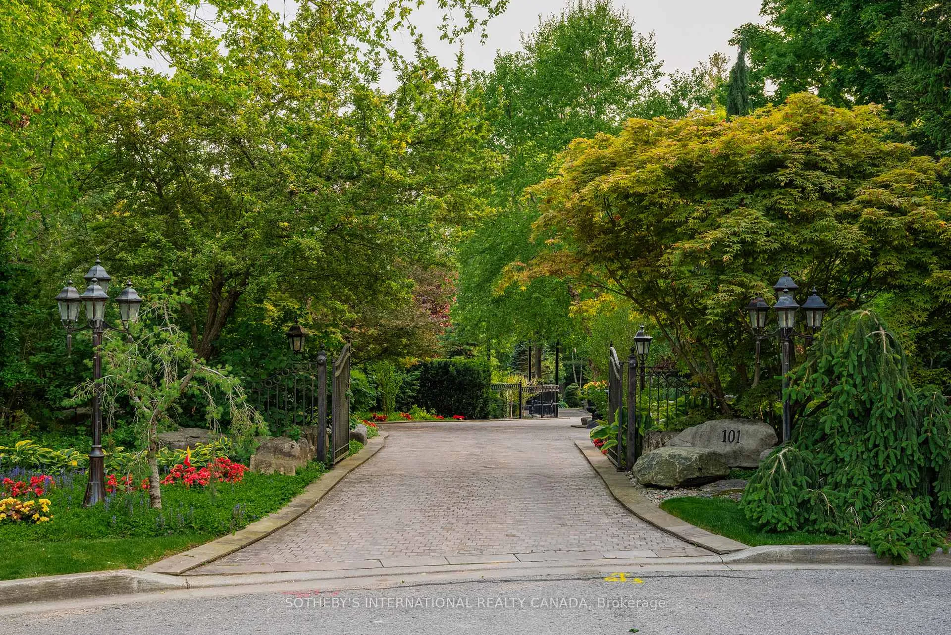 Photo 4 of 101 Paula Court, Vaughan, Kleinburg — HOMEH