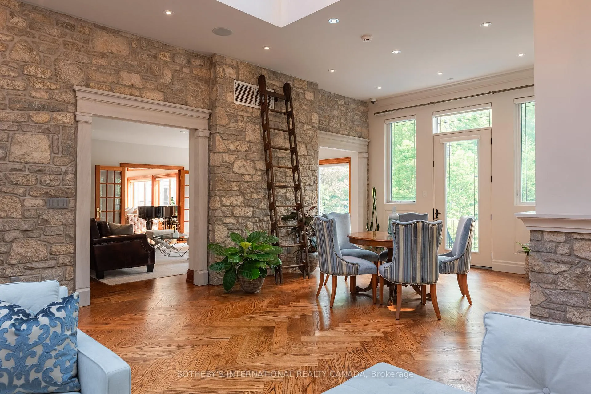 Photo 19 of 101 Paula Court, Vaughan, Kleinburg — HOMEH