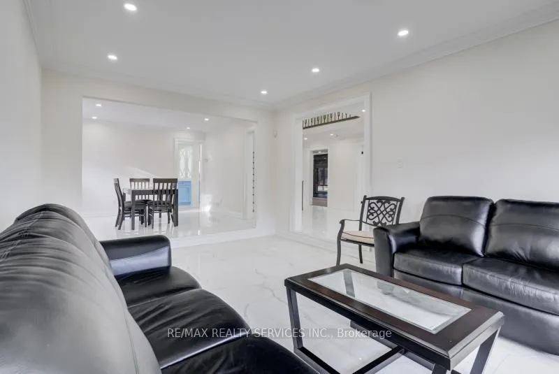 Photo 10 of 30 Queen Post Drive, Vaughan, East Woodbridge — HOMEH