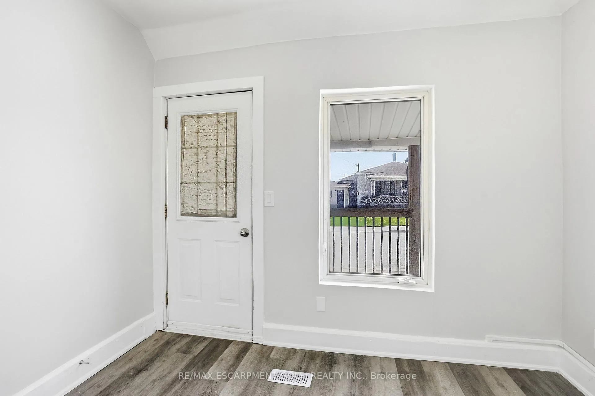Photo 6 of 5671-5673 Desson Avenue, Niagara Falls, Clifton Hill — HOMEH