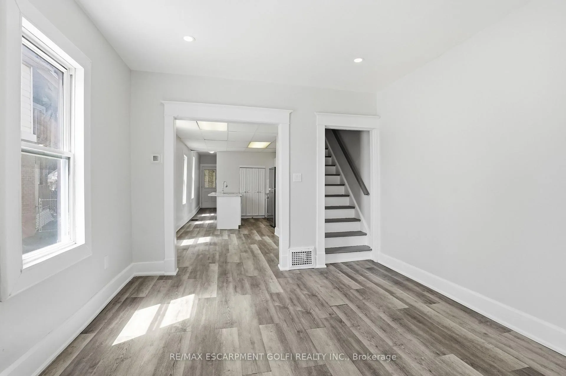 Photo 9 of 5671-5673 Desson Avenue, Niagara Falls, Clifton Hill — HOMEH