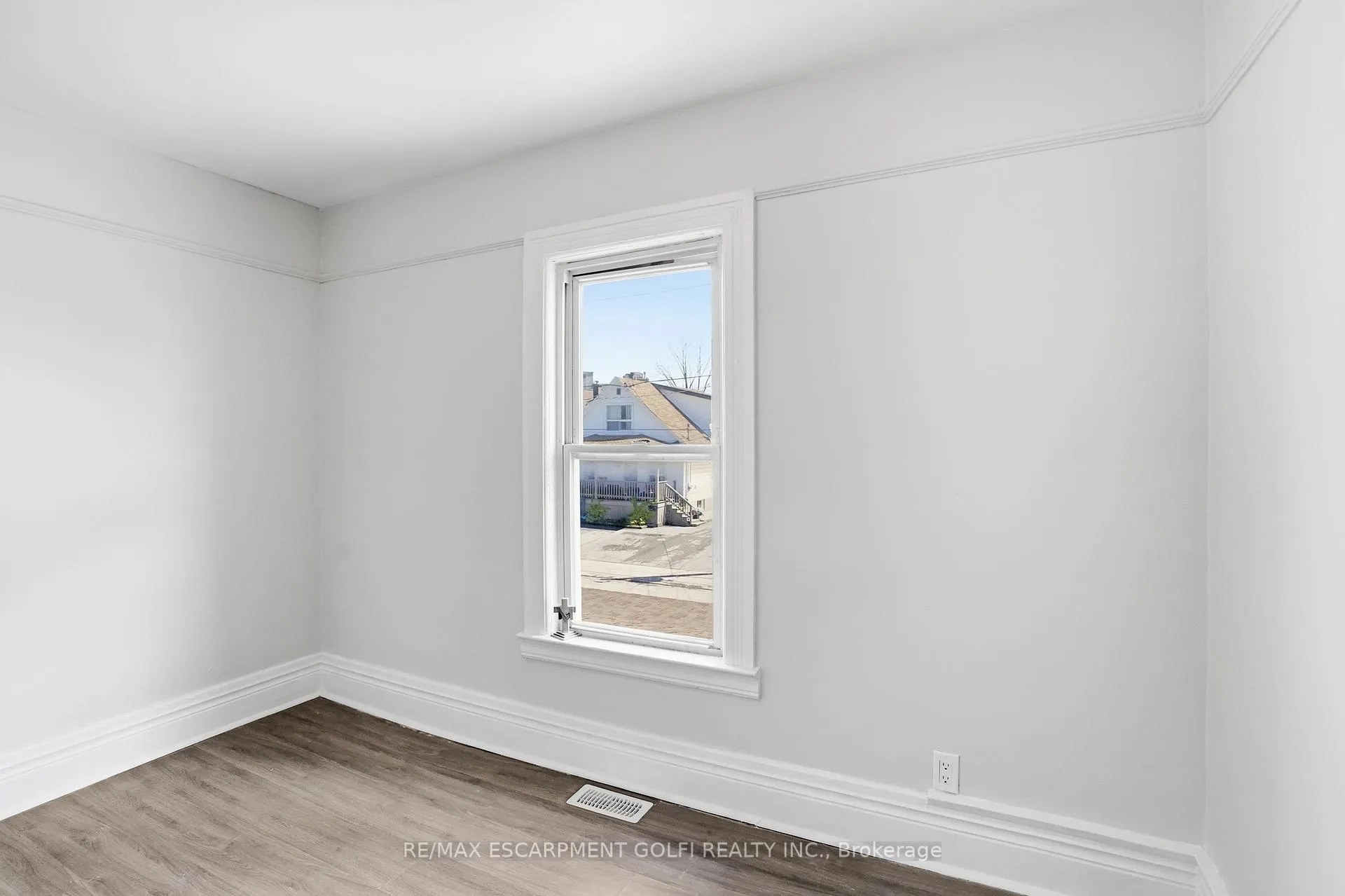 Photo 23 of 5671-5673 Desson Avenue, Niagara Falls, Clifton Hill — HOMEH