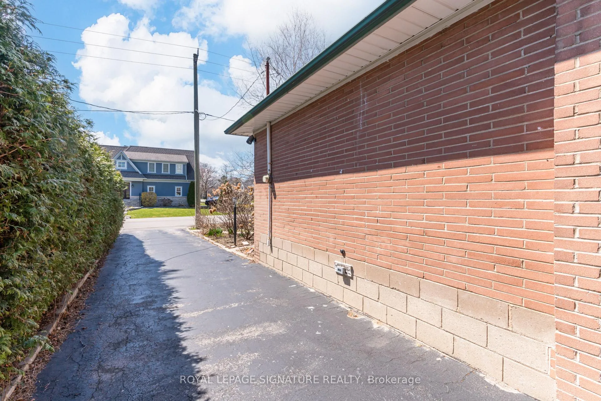 Photo 4 of 411 Maplehurst Avenue, Oakville, West — HOMEH