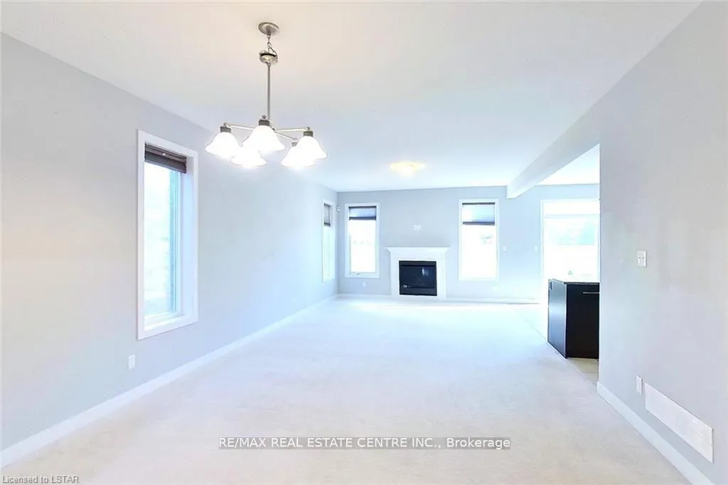 Photo 3 of 1560 Finley Crescent, London, North I — HOMEH