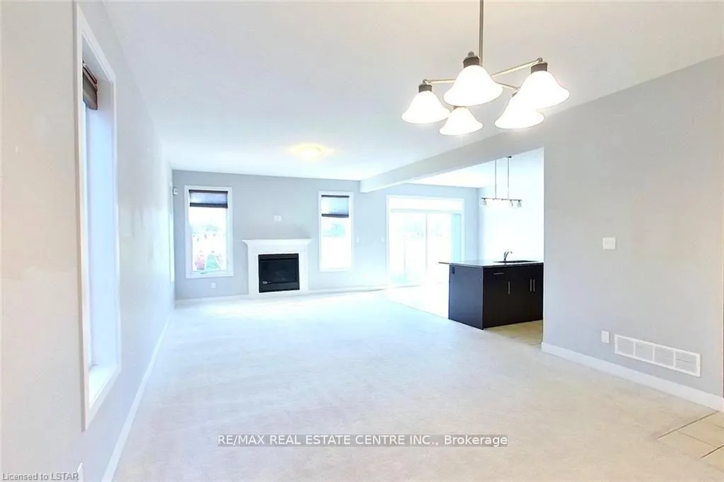 Photo 4 of 1560 Finley Crescent, London, North I — HOMEH