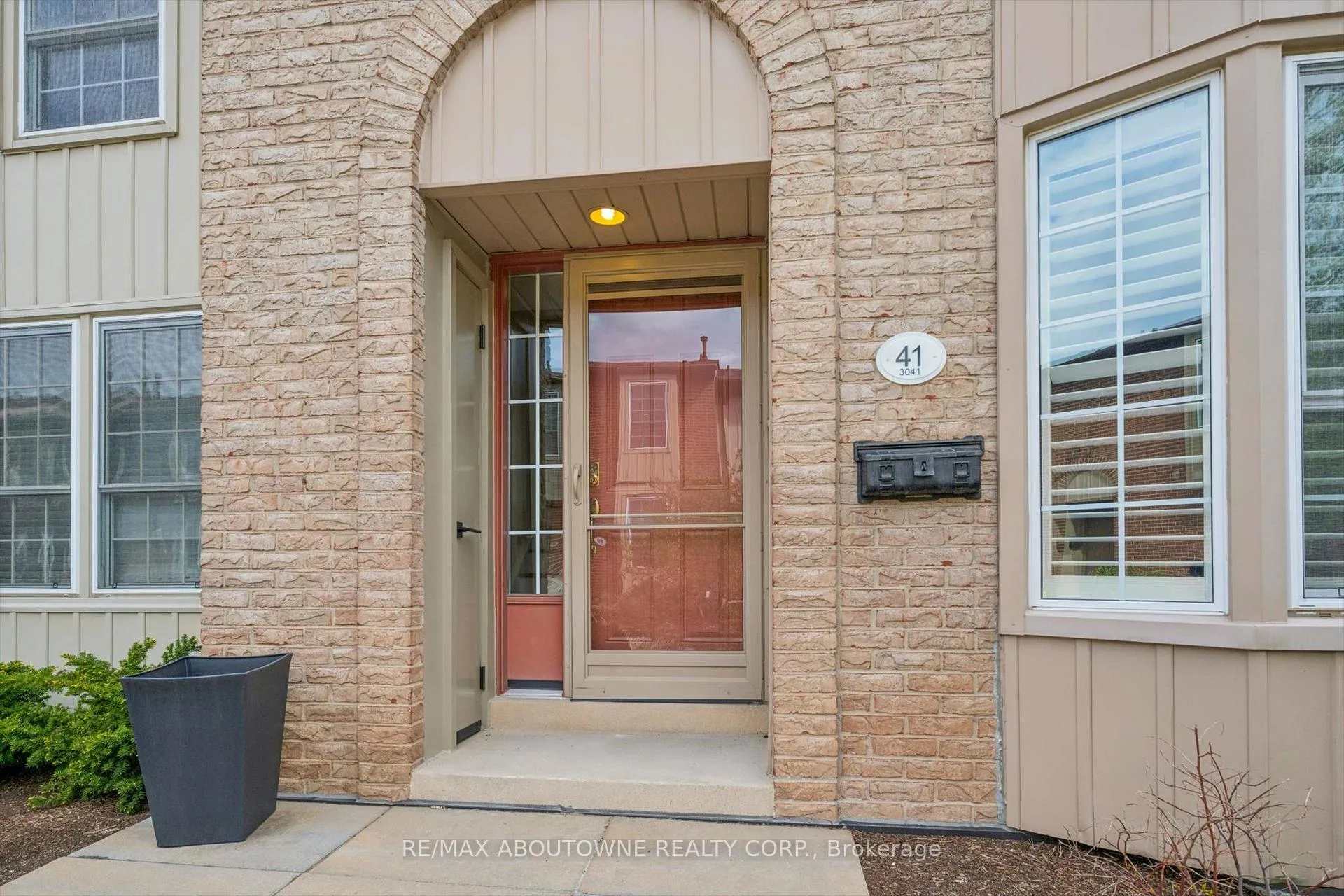 Photo 4 of Unit 41, 3041 Glencrest Road, Burlington, Roseland — HOMEH