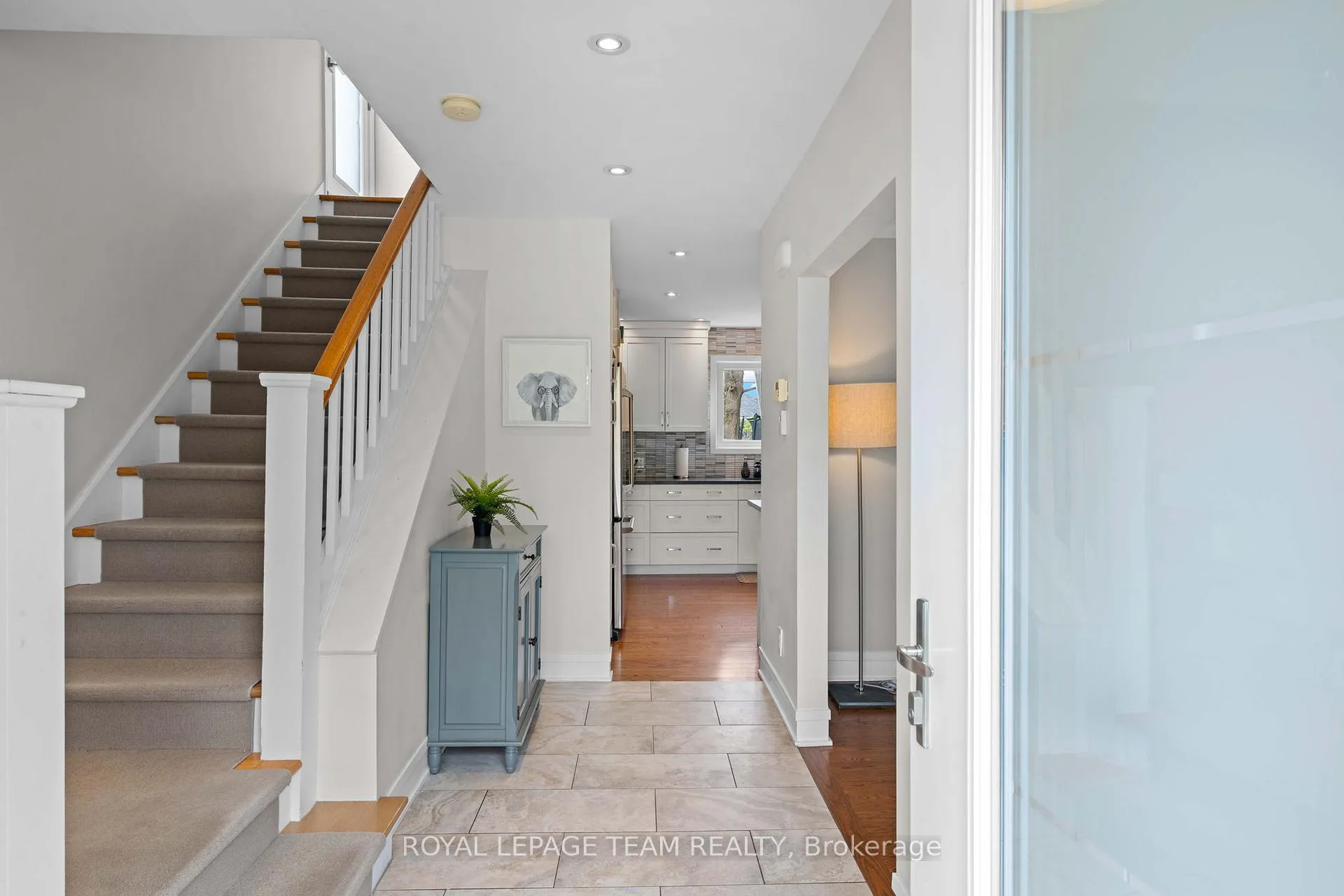 Photo 2 of 2064 Neepawa Avenue, Ottawa, Carlingwood — HOMEH
