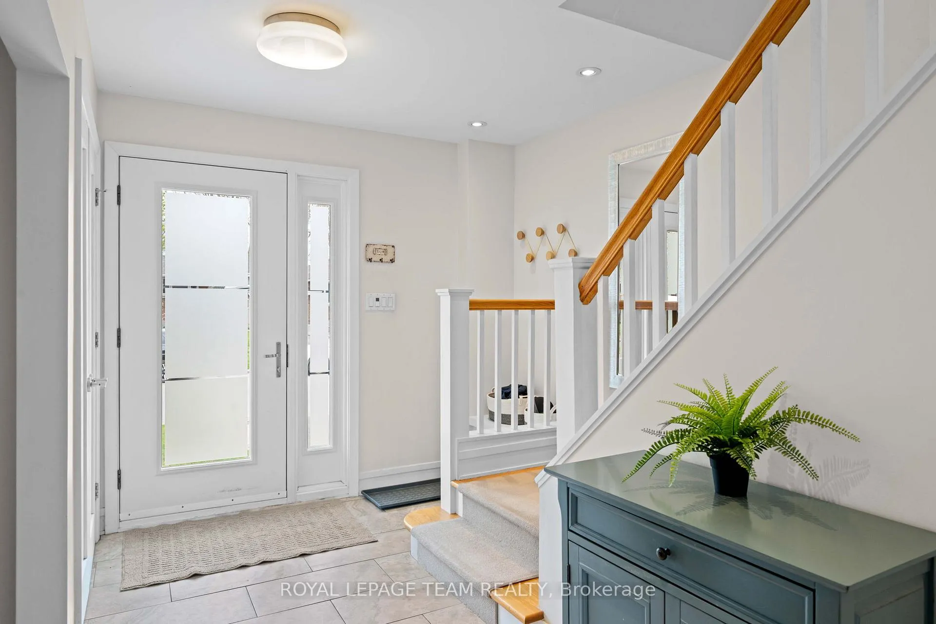 Photo 3 of 2064 Neepawa Avenue, Ottawa, Carlingwood — HOMEH