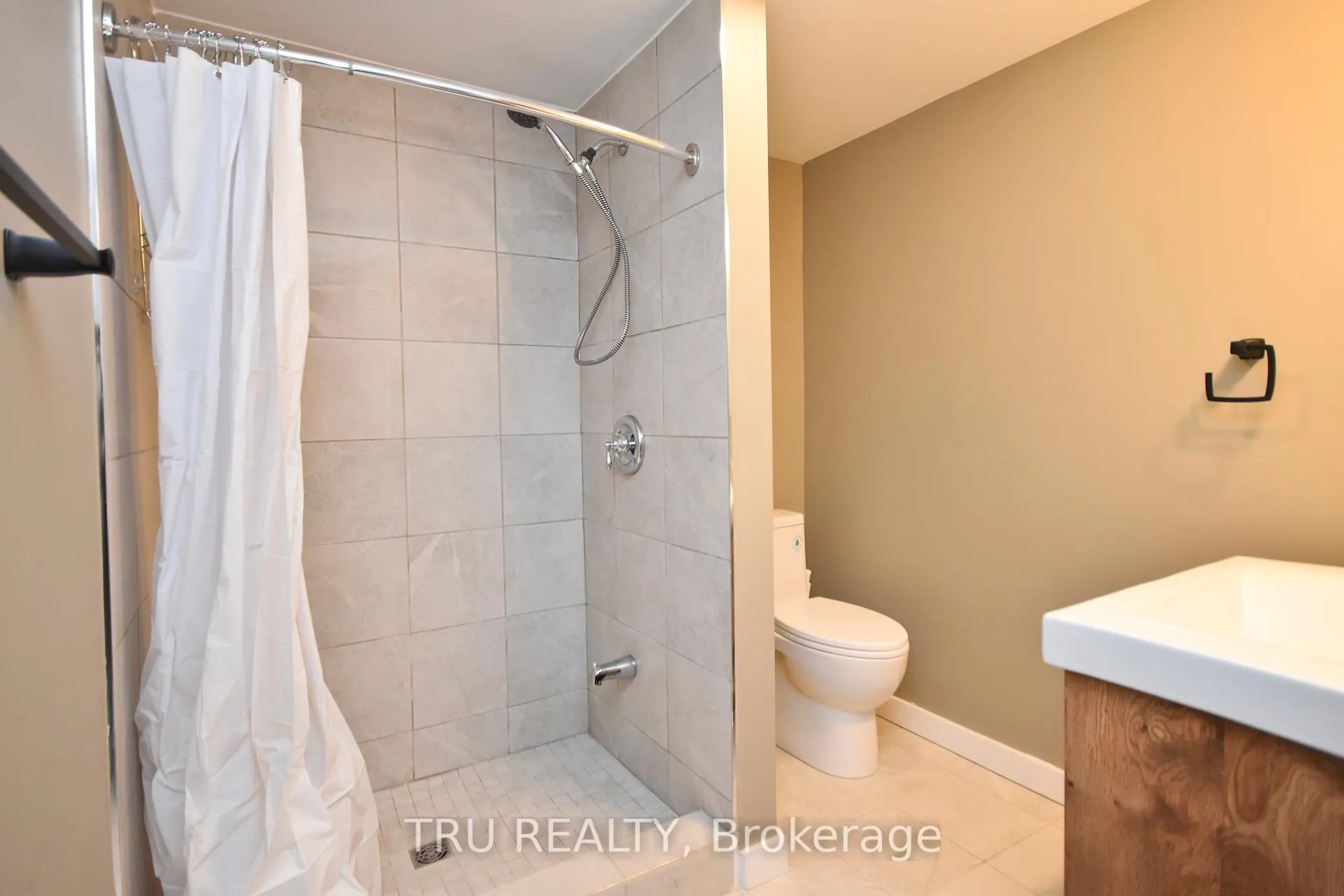 Photo 11 of Unit B, 1259 Maitland Avenue, Ottawa, Copeland Park — HOMEH